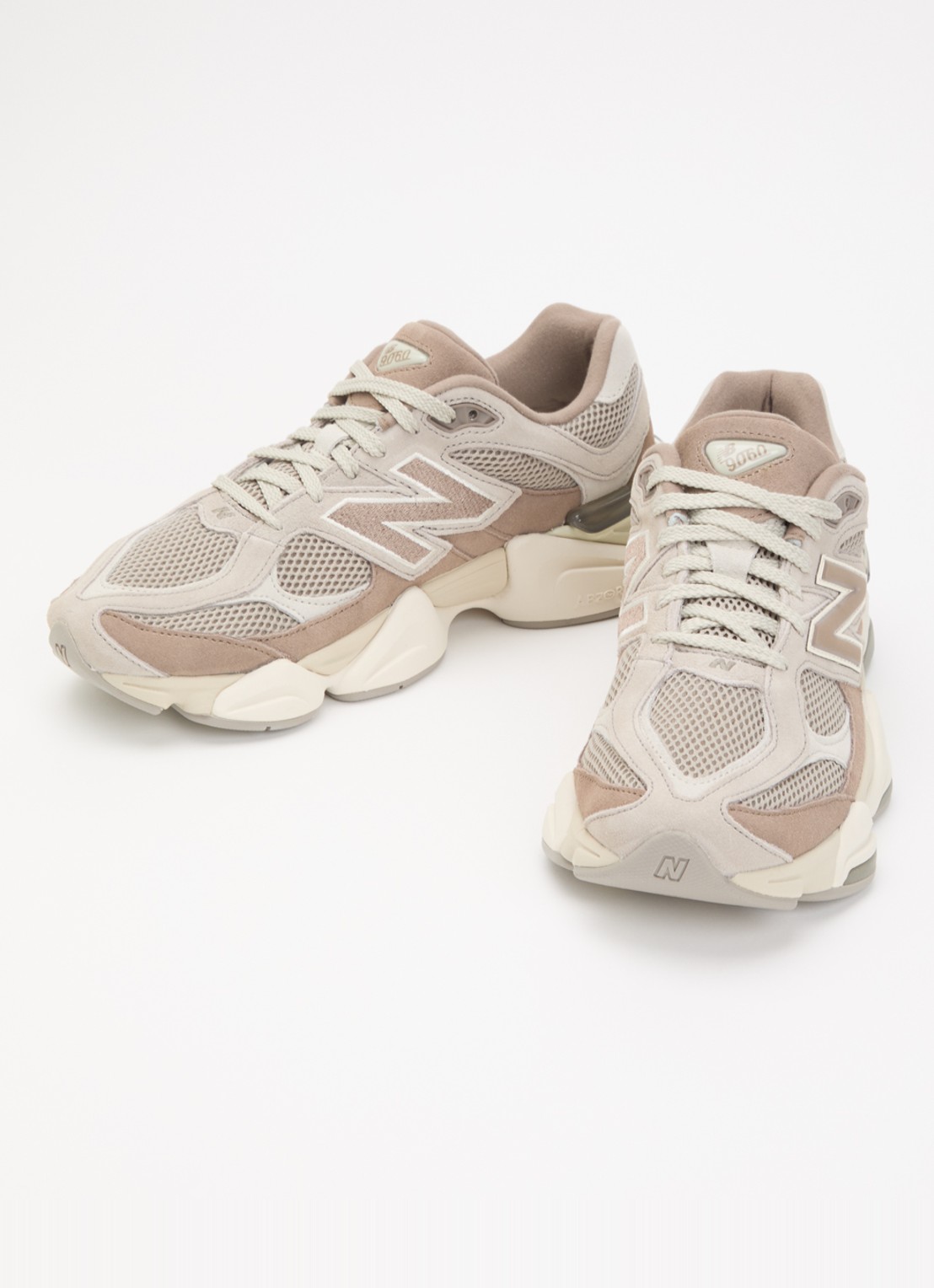 New Balance 9060 sneaker met suède details - detail gebroken wit