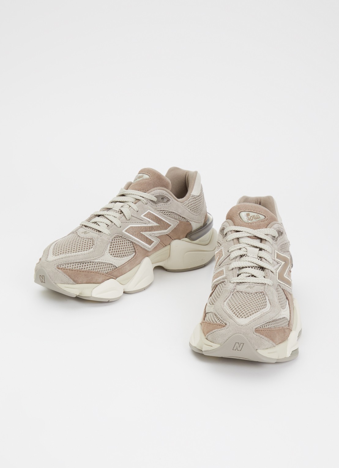 New Balance 9060 sneaker met suède details - detail 2 lichtbruin