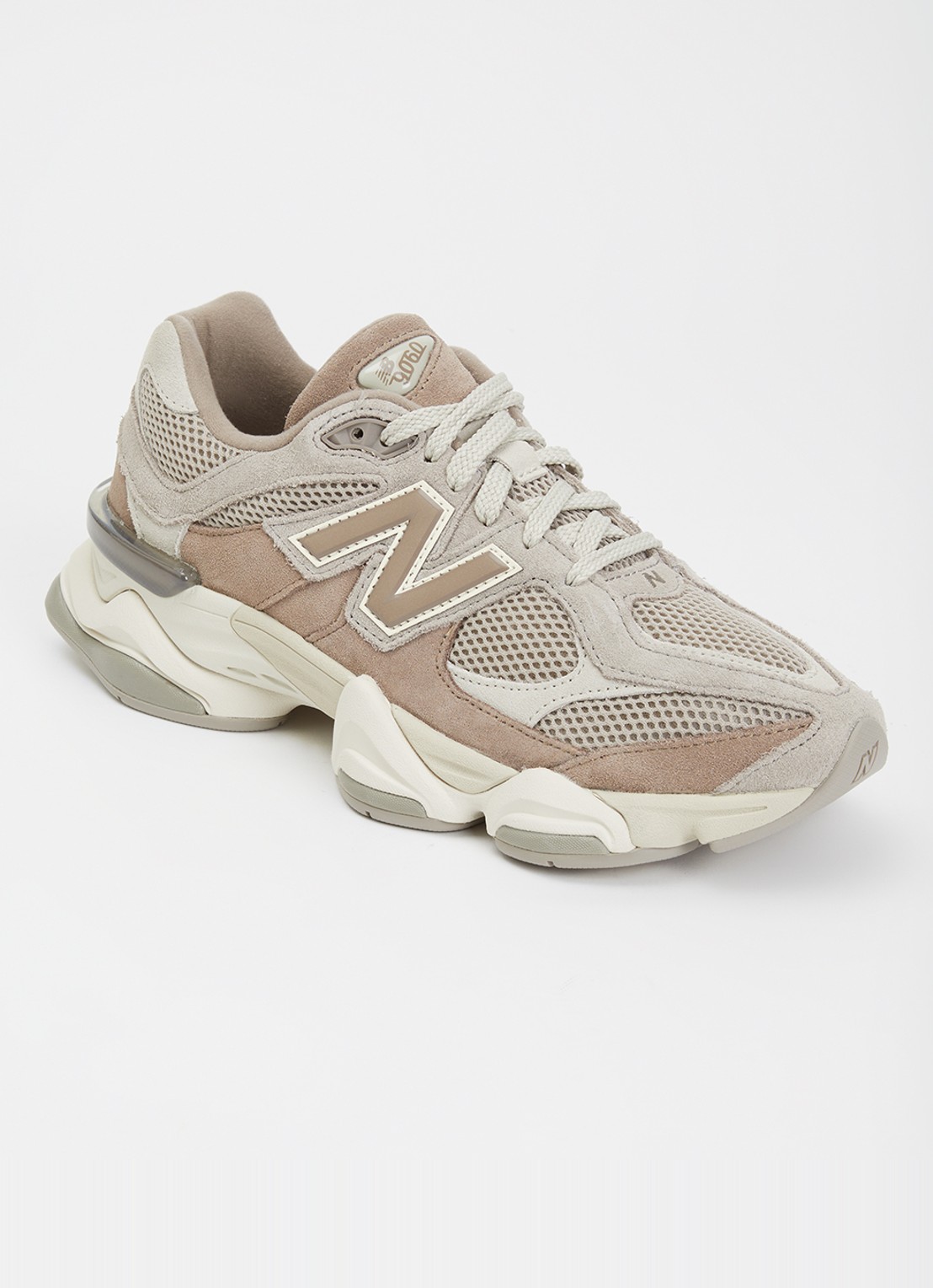 New Balance 9060 sneaker met suède details - voorkant 5 lichtbruin
