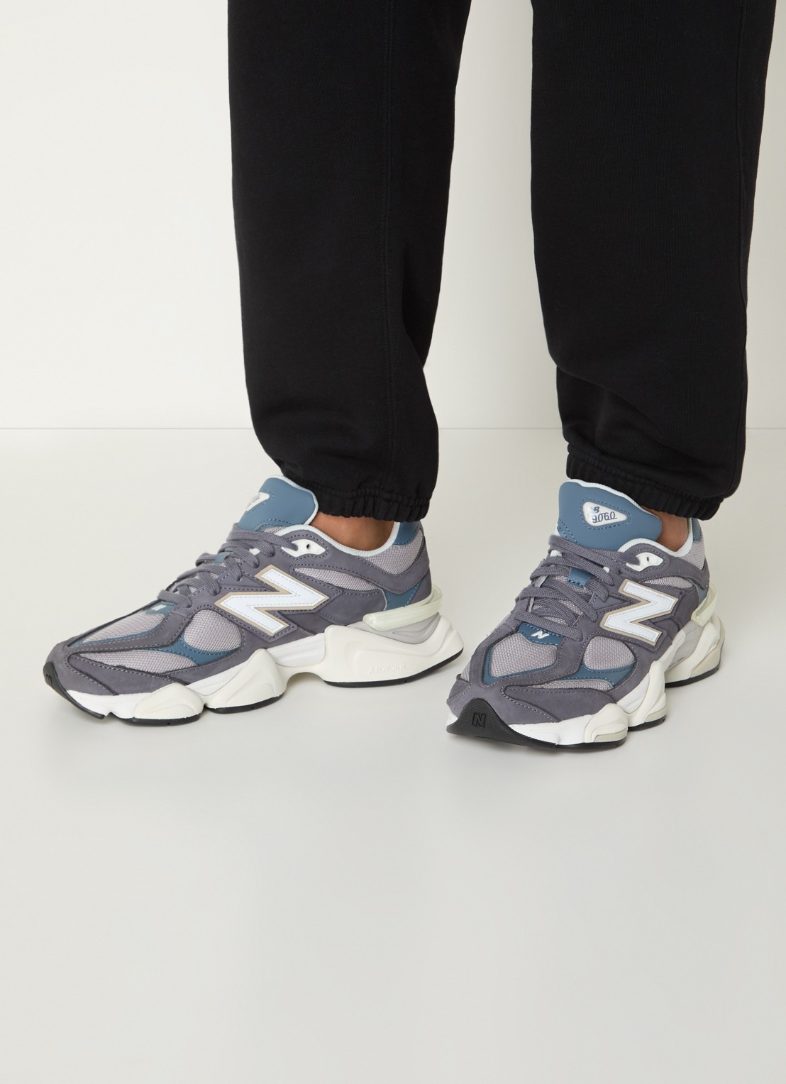 New Balance 9060 sneaker van leer met logo - voorkant 6 violet