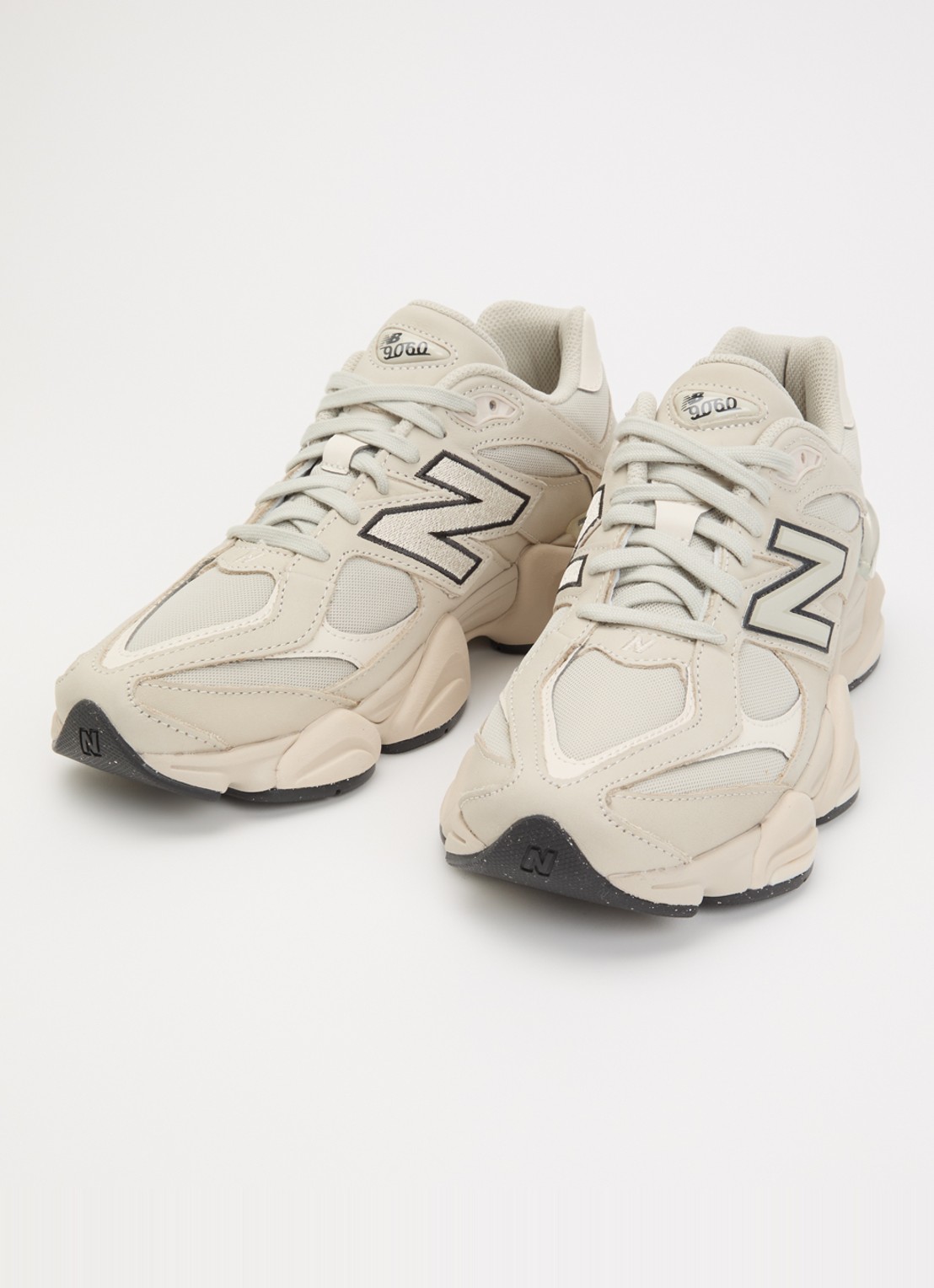 New Balance 9060 sneaker van mesh met details van nubuck - detail creme