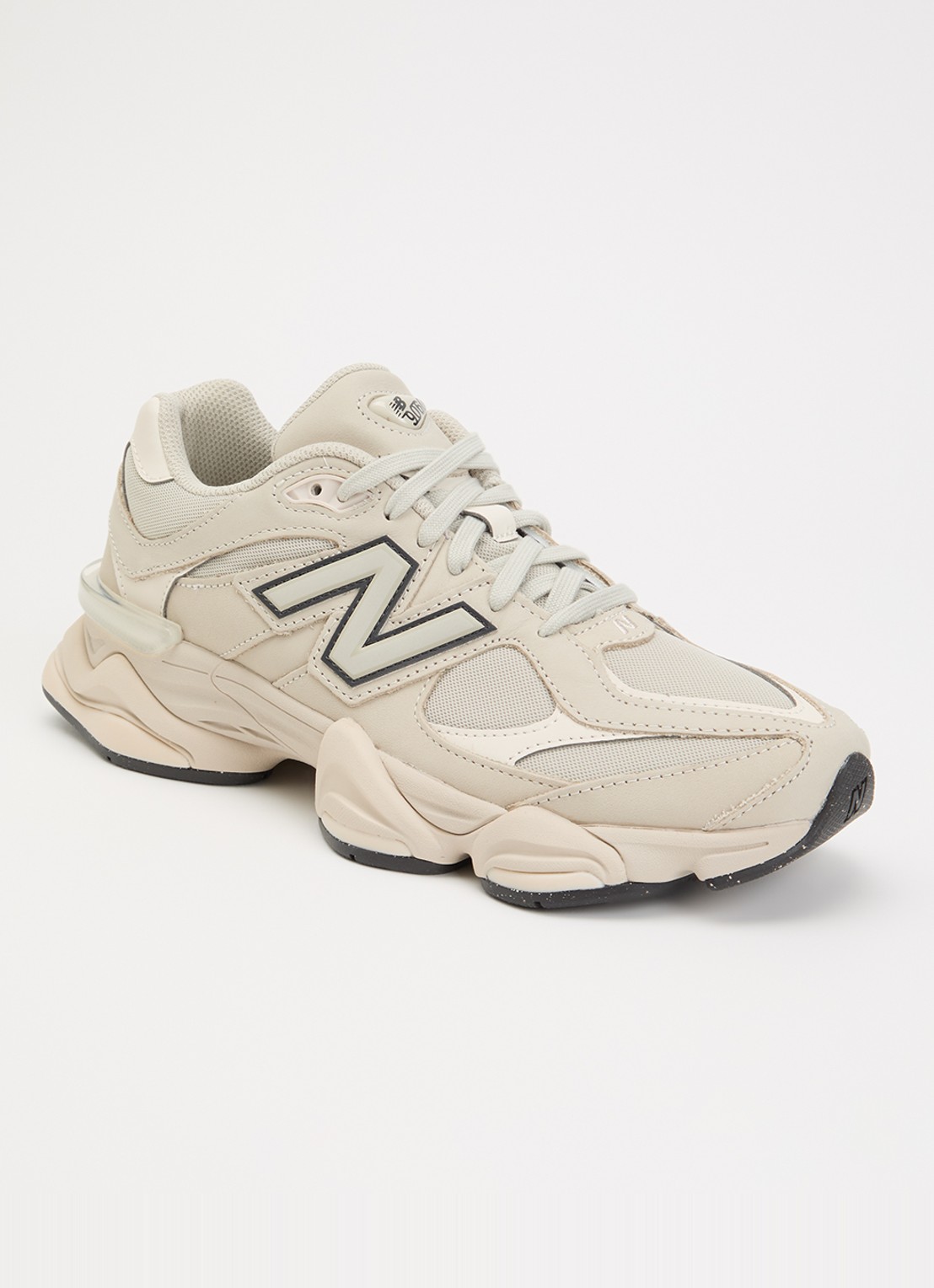New Balance 9060 sneaker van mesh met details van nubuck - voorkant 5 creme