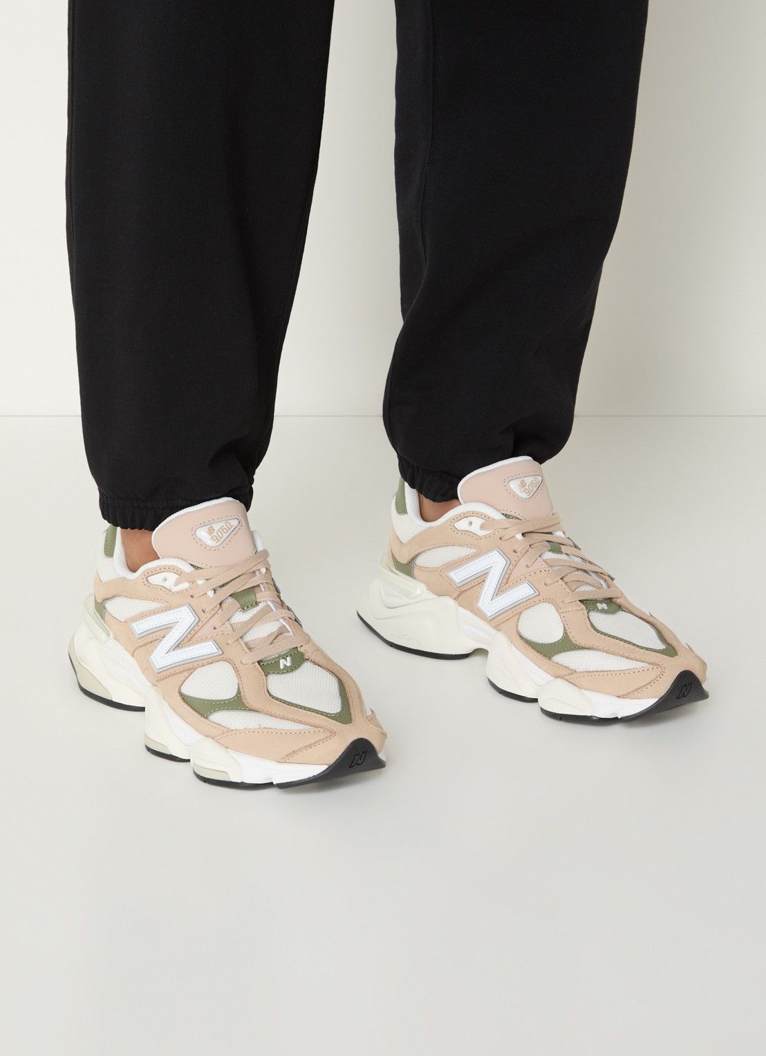 New Balance 9060 sneaker van mesh met leren details - voorkant 2 beige
