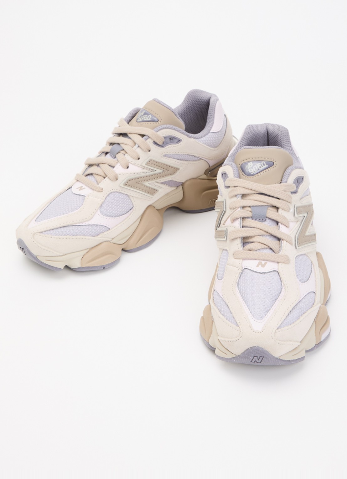 New Balance 9060 sneaker van mesh met suède details - detail 2 donkerbeige