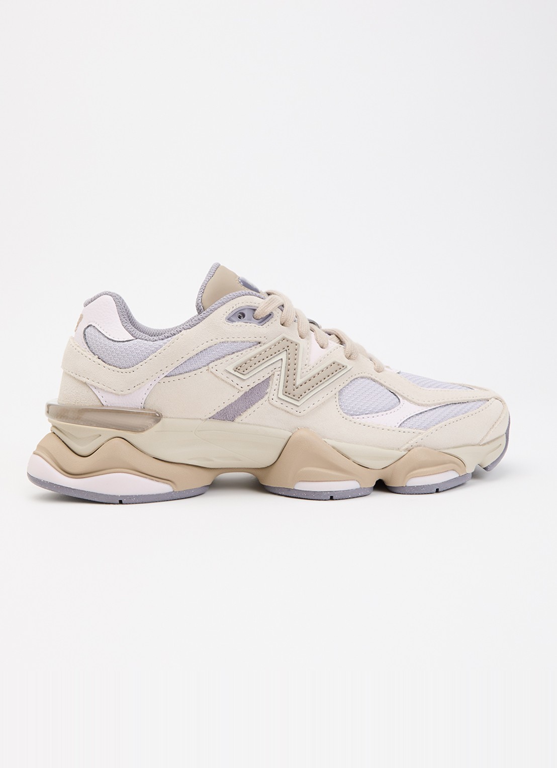 New Balance 9060 sneaker van mesh met suède details - voorkant donkerbeige