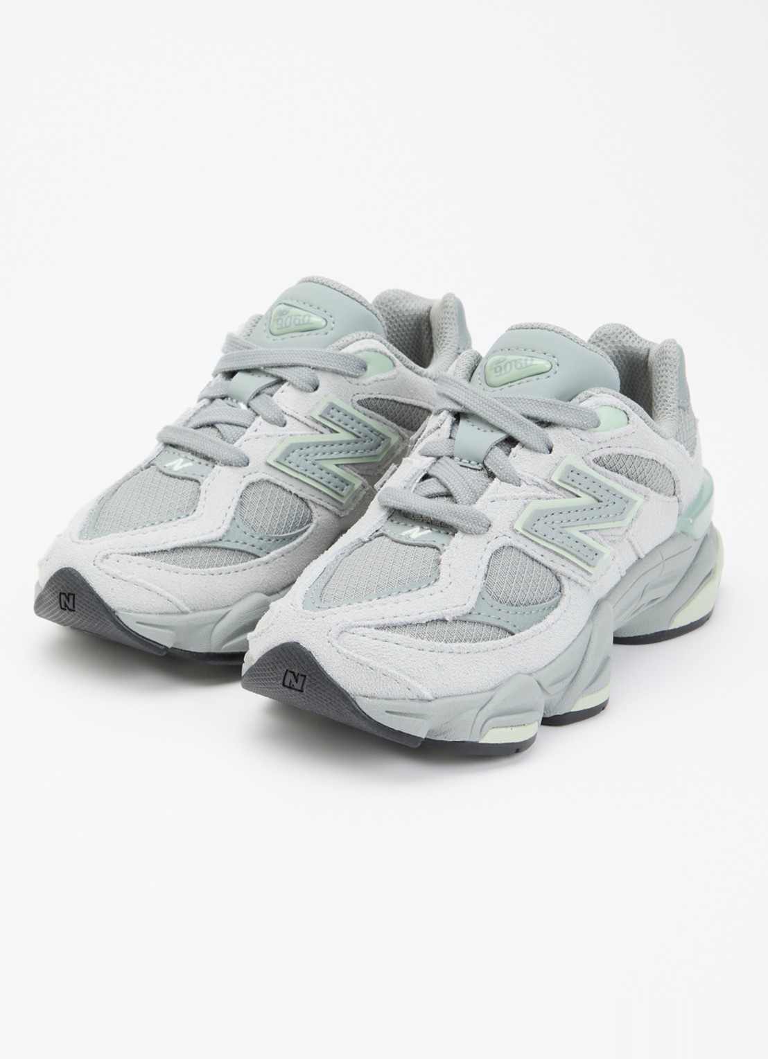 New Balance 9060 sneaker van mesh met suède details - voorkant 2 grijs