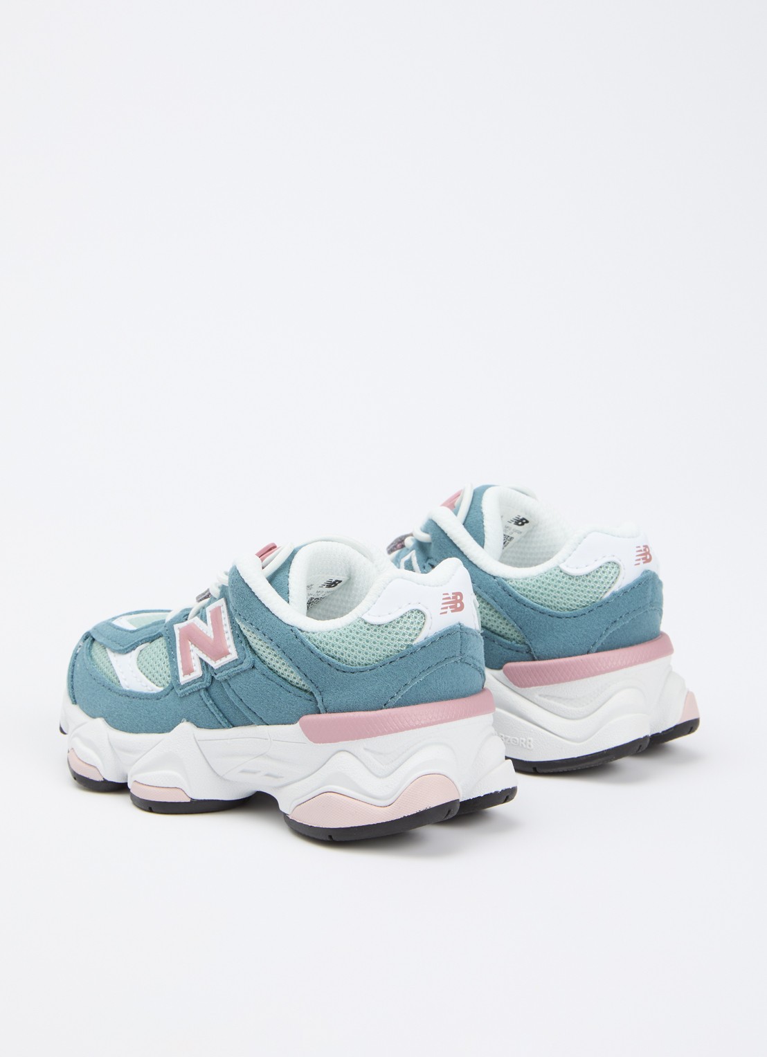 New Balance 9060 sneaker van suède met logo - achterkant staalblauw