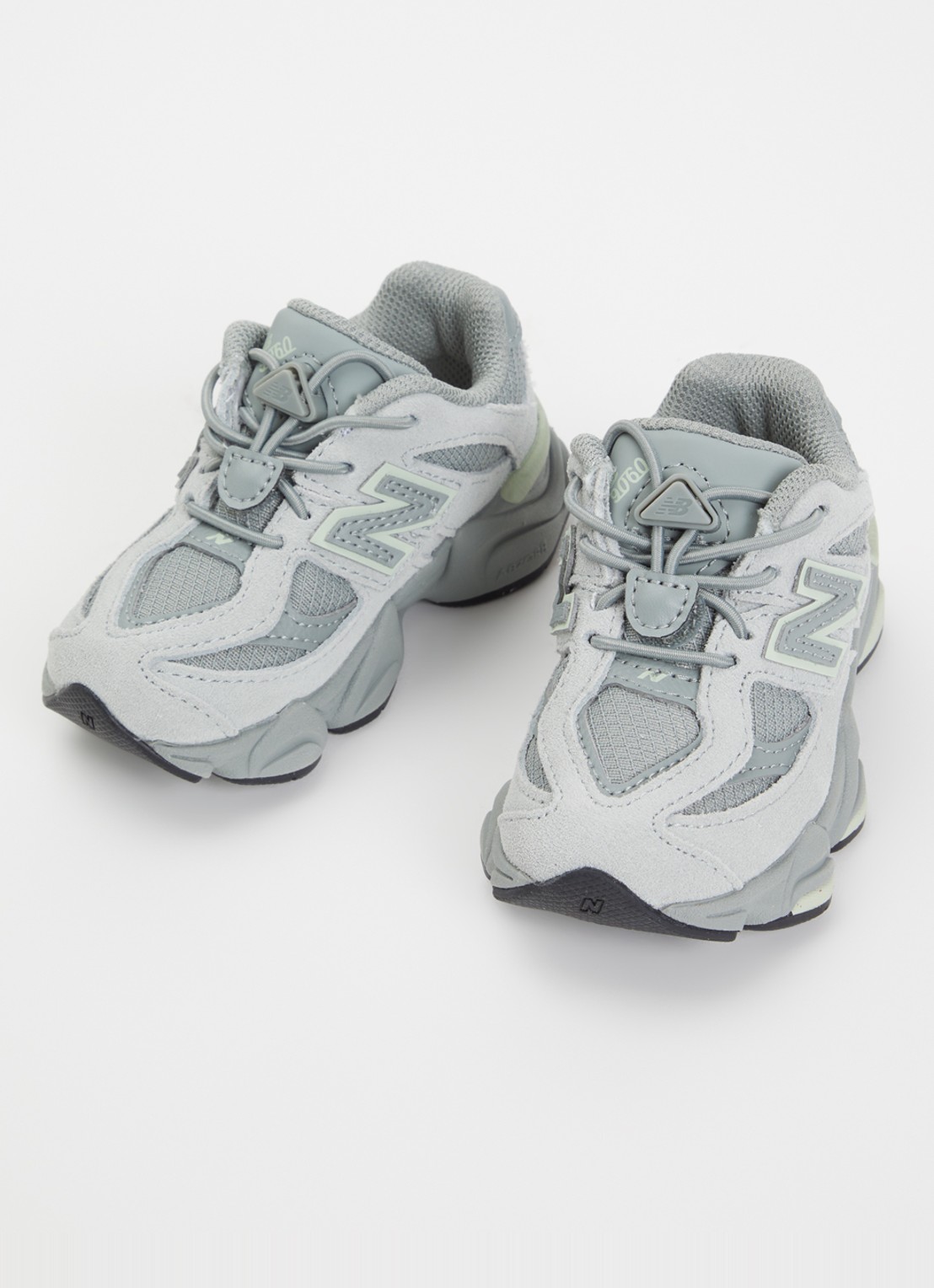 New Balance 9060 sneaker van suède met logo - voorkant 2 olijfgroen