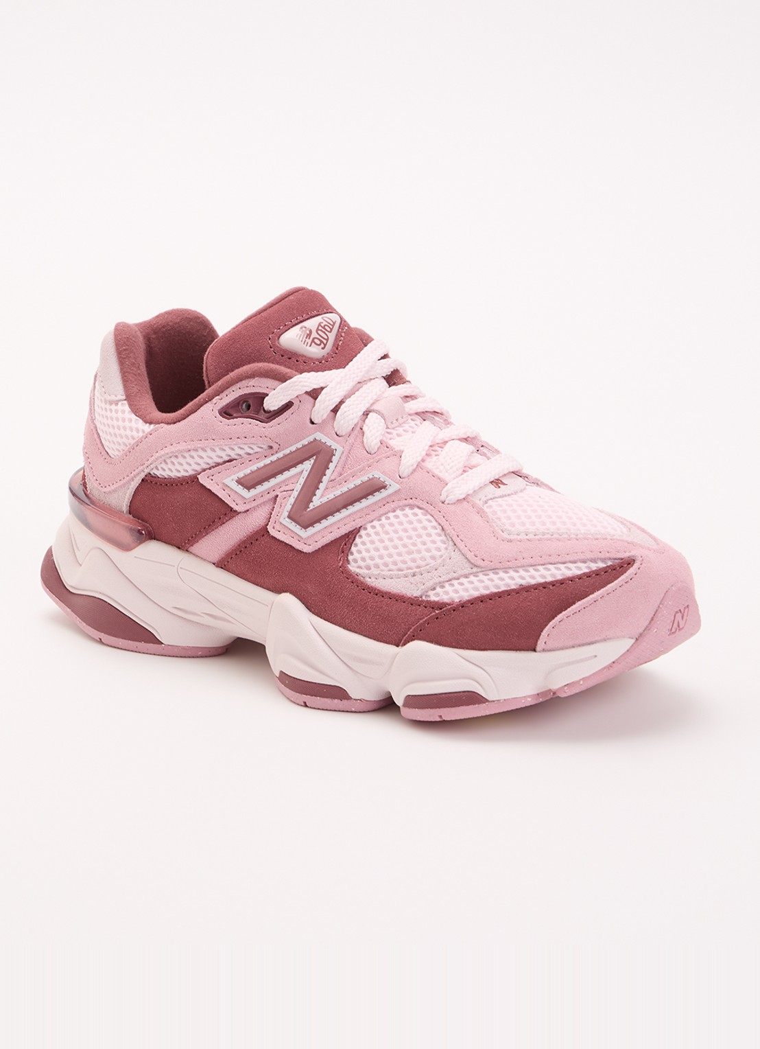 New Balance 9060 sneaker van suède met mesh details - voorkant roze