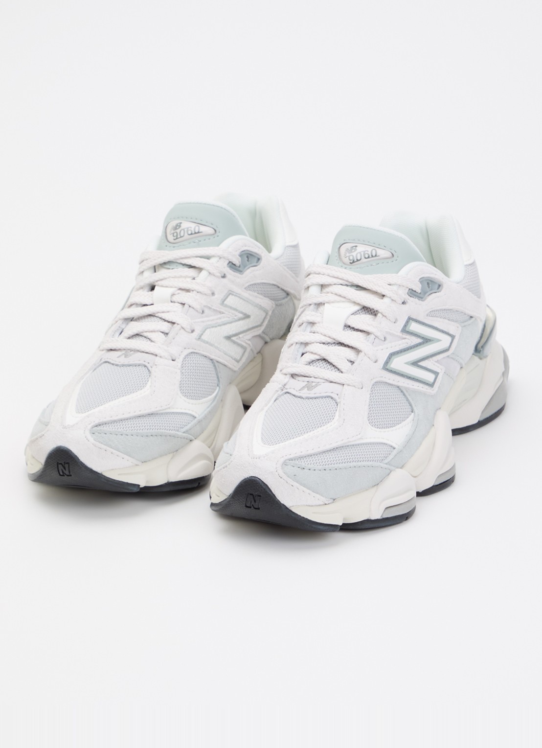 New Balance 9060 sportschoen met logo en details van suéde  - detail 3 lichtgrijs