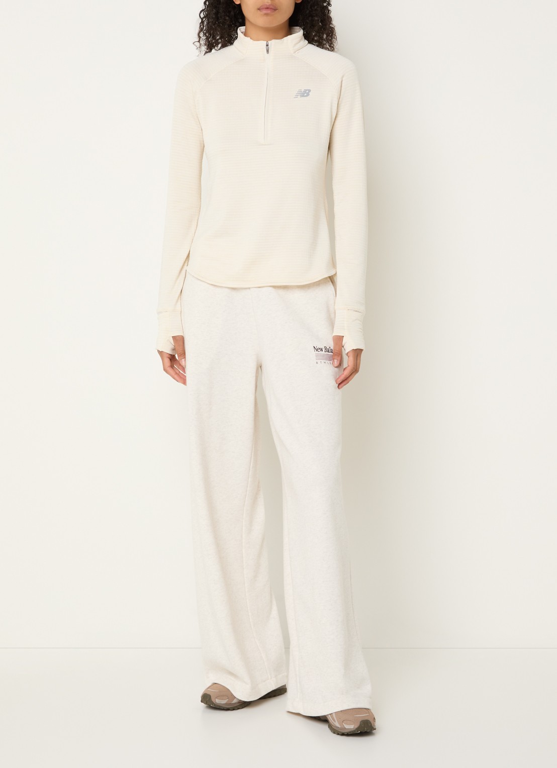 New Balance Athletics Heat pullover met halve rits en logo - voorkant 3 creme