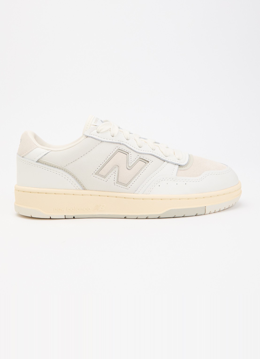 New Balance BB950 sneaker van leer met details van nubuck - voorkant creme