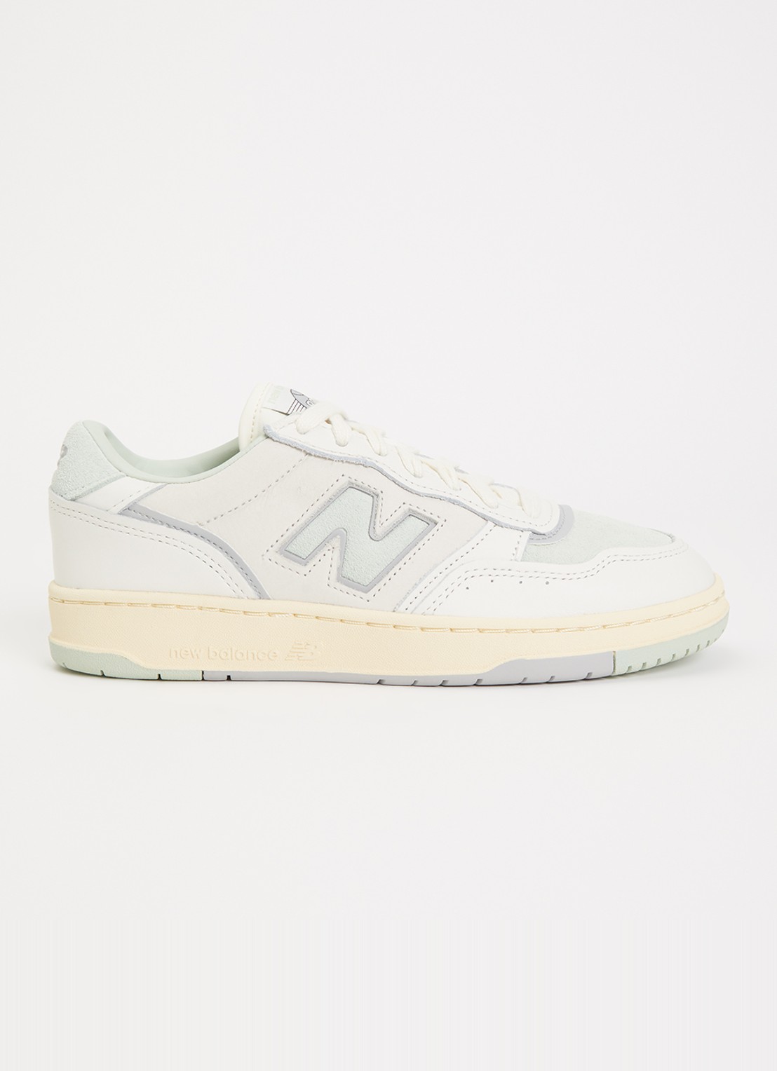 New Balance BB950 sneaker van leer met details van nubuck - voorkant 5 lindegroen