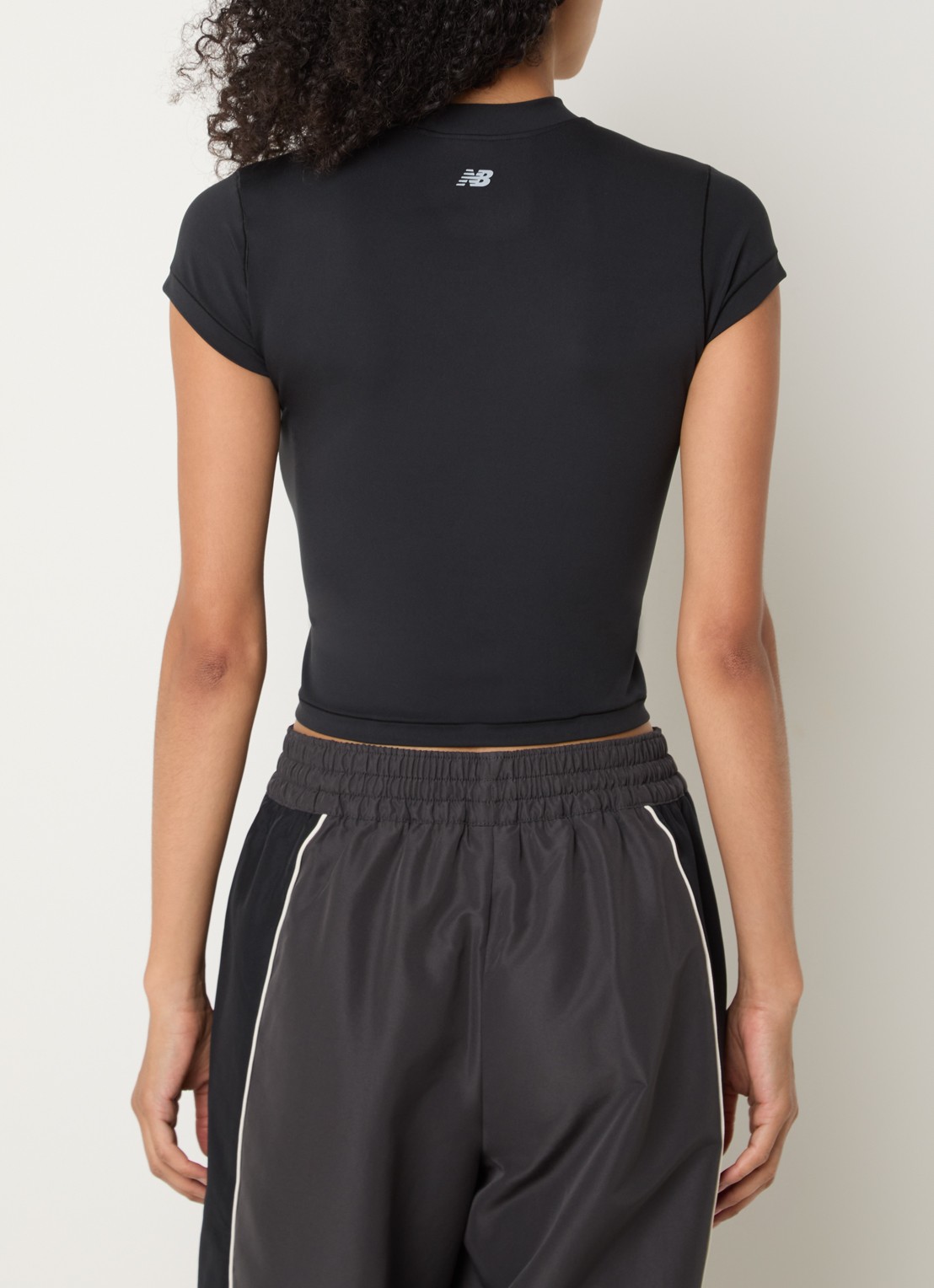 New Balance Cropped T-shirt met ronde hals - achterkant 3 zwart