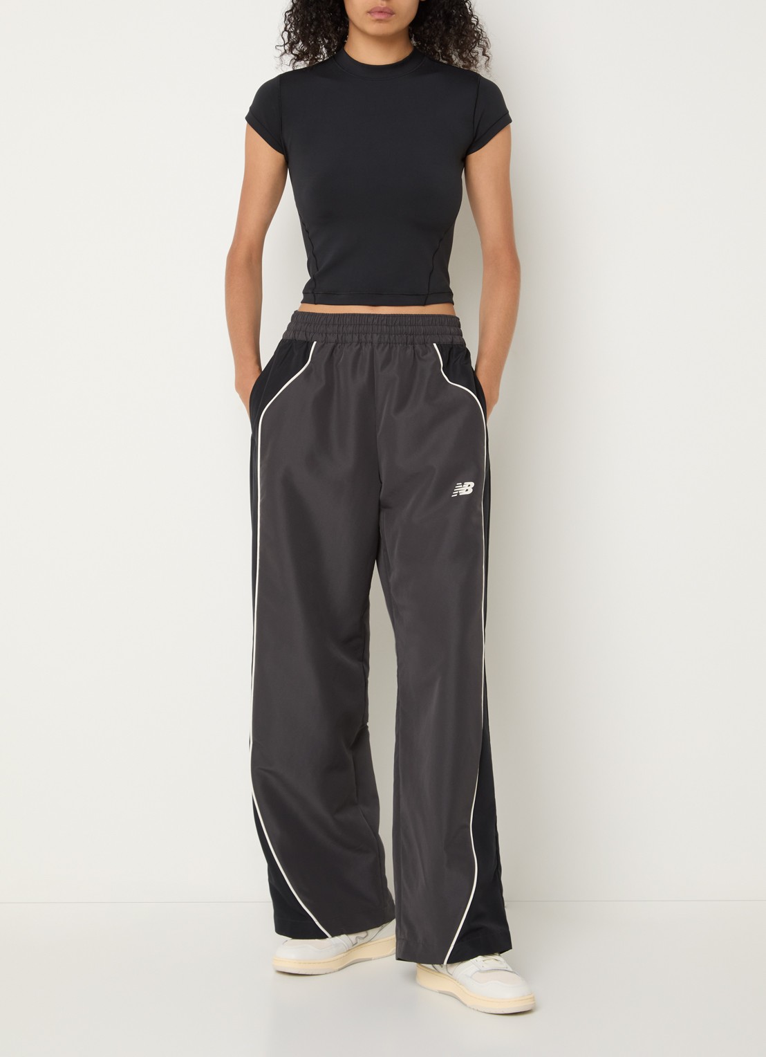 New Balance Cropped T-shirt met ronde hals - voorkant 2 zwart