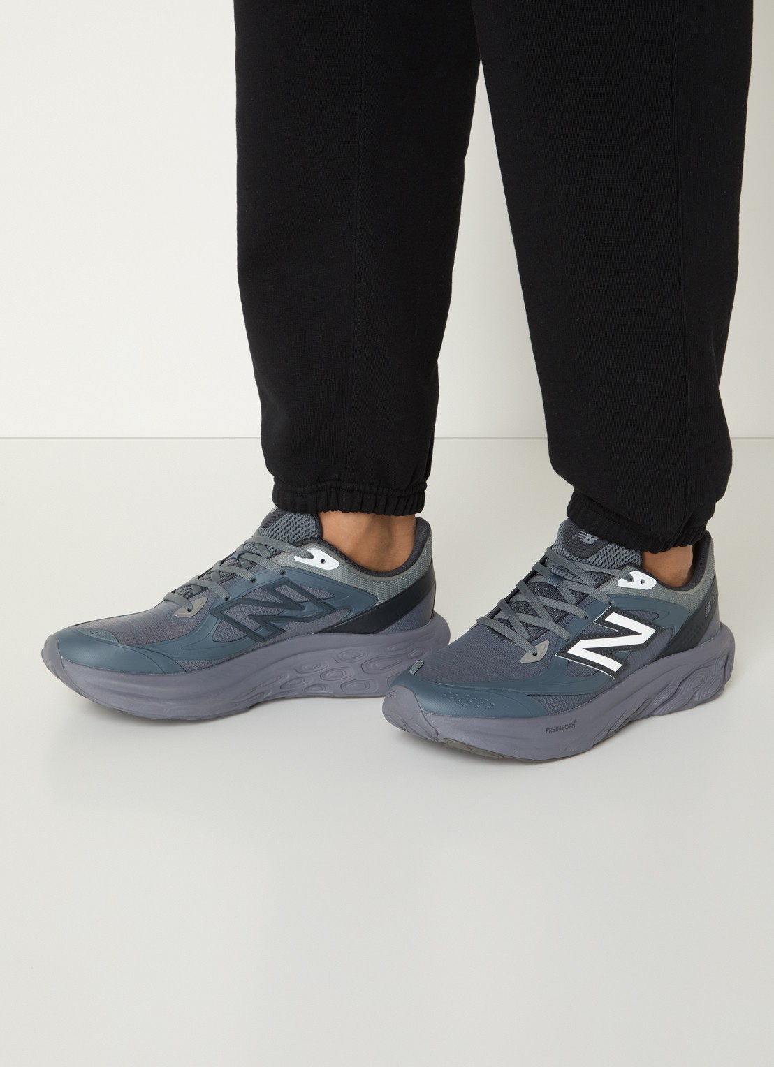 New Balance Fresh Foam sneaker met mesh details - voorkant 5 antraciet