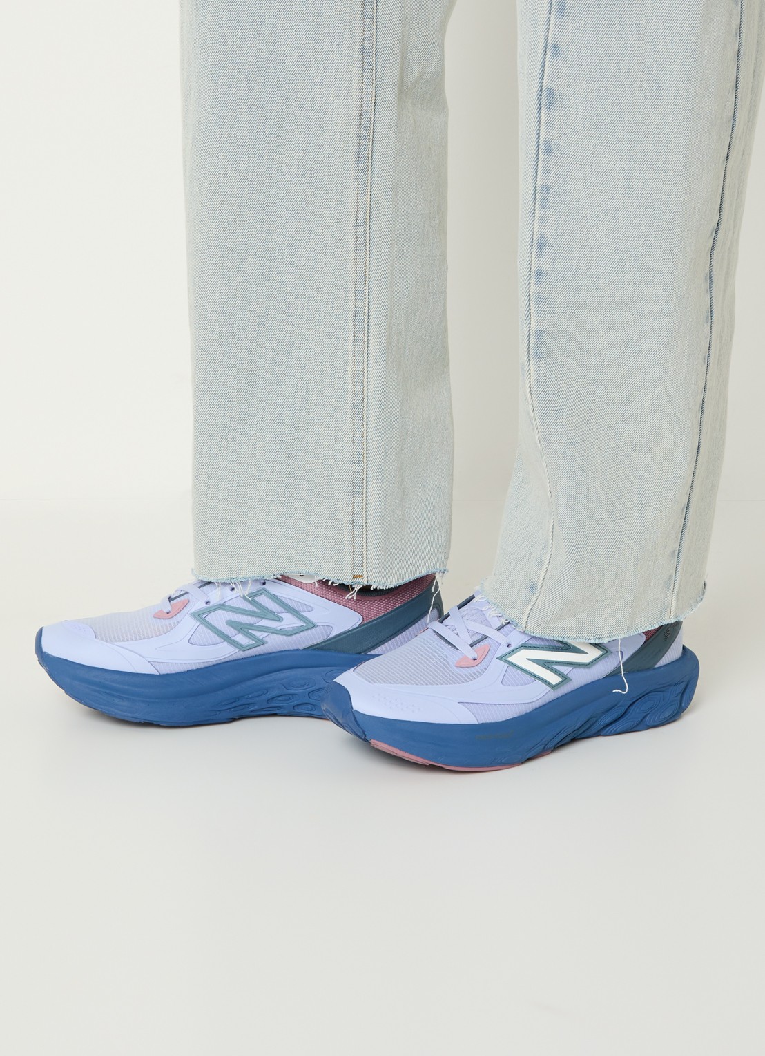 New Balance Fresh Foam sneaker met mesh details - voorkant 3 lichtpaars