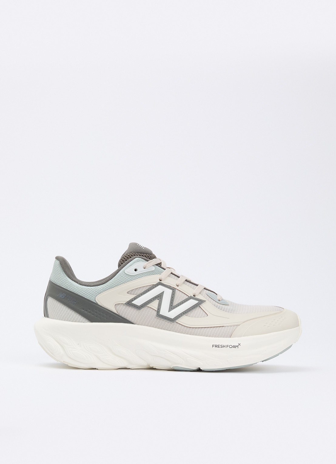 New Balance Fresh Foam sneaker met mesh details - voorkant beige