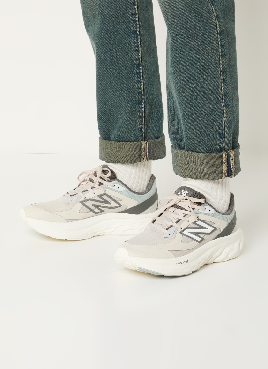 New Balance Fresh Foam sneaker met mesh details - voorkant 2 beige