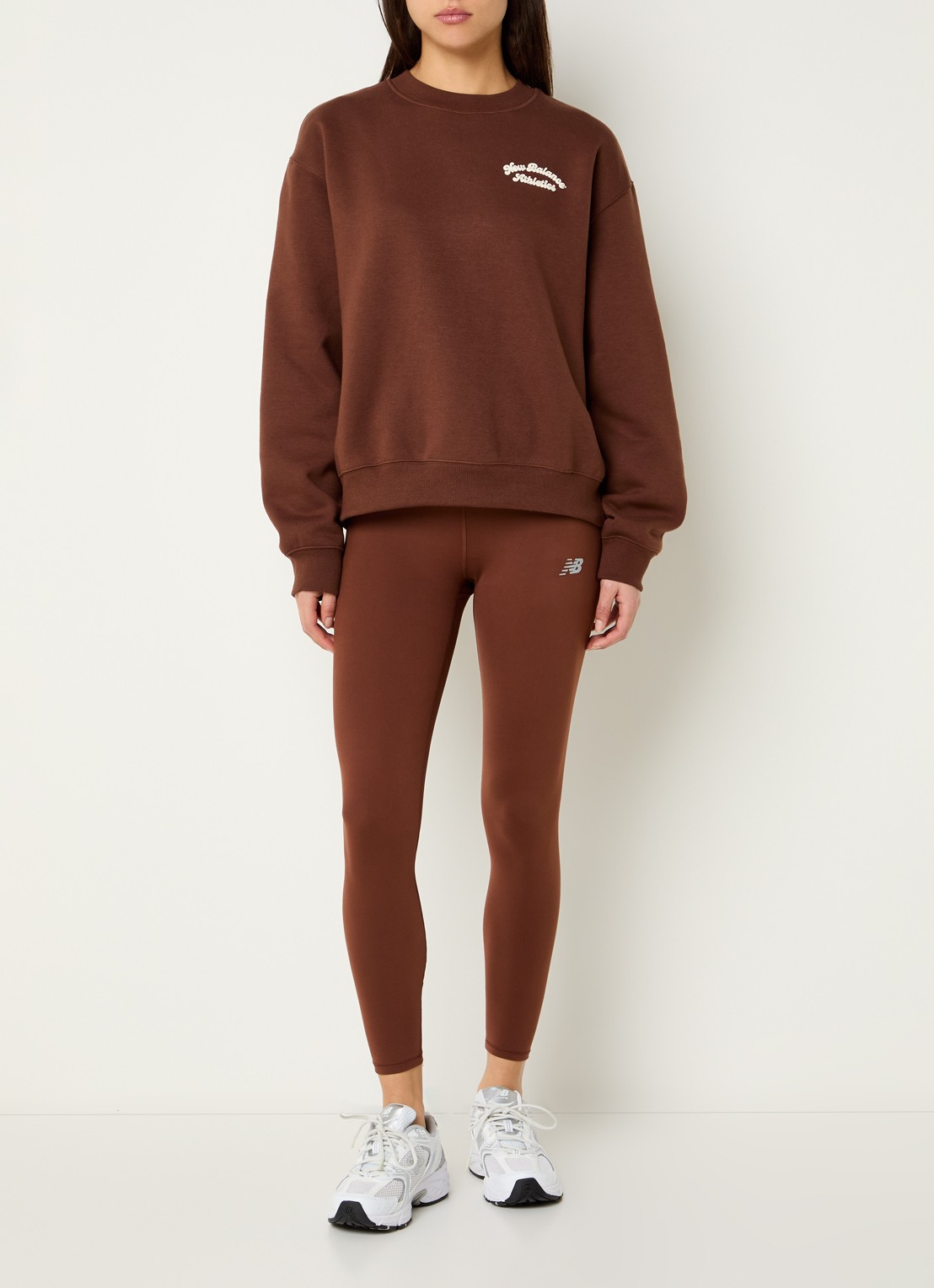 New Balance Heritage sweater met logo- en backprint - voorkant 2 hazelnootbruin
