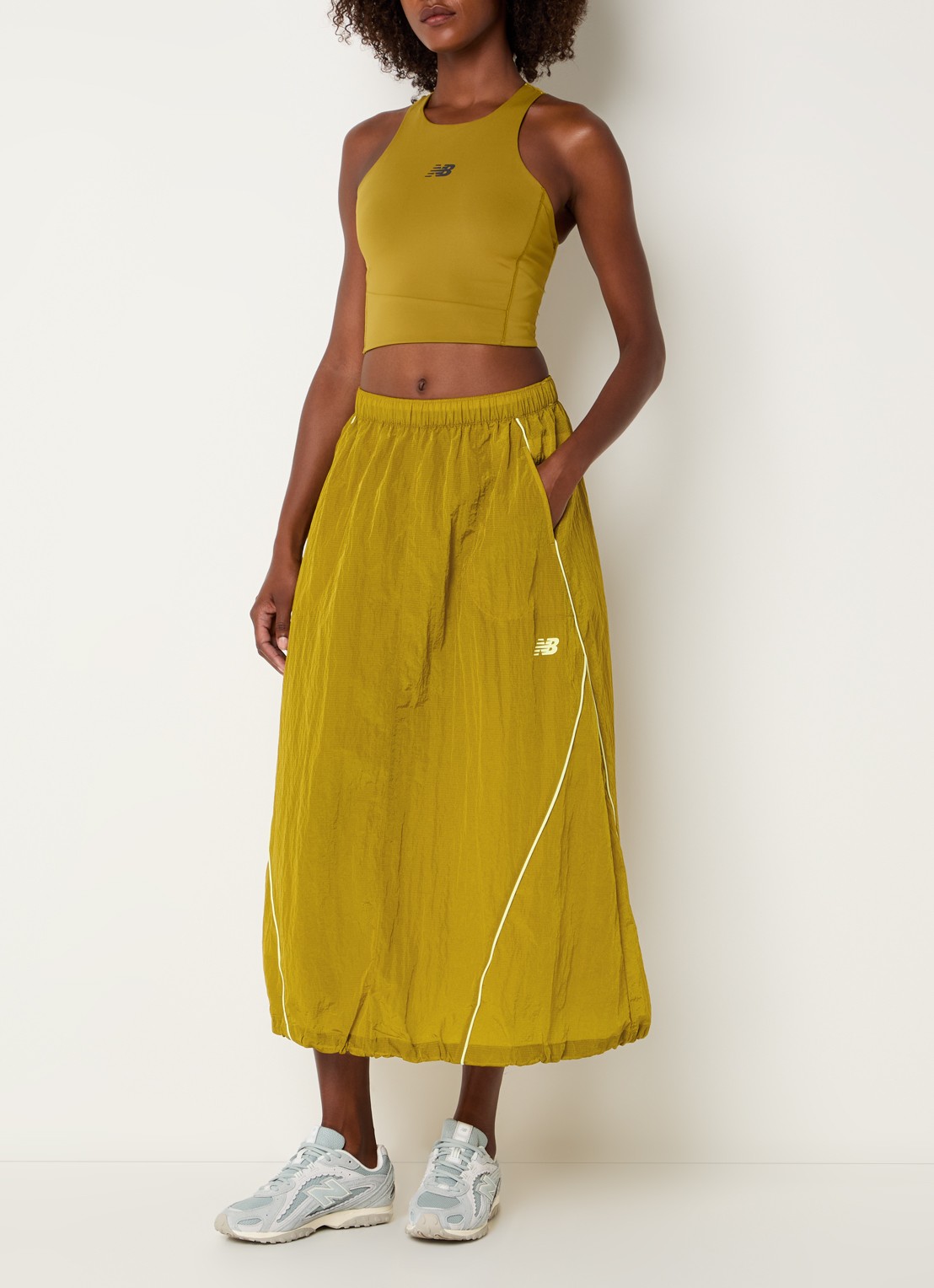 New Balance High waist maxi rok met logo en steekzakken - voorkant 2 okergeel