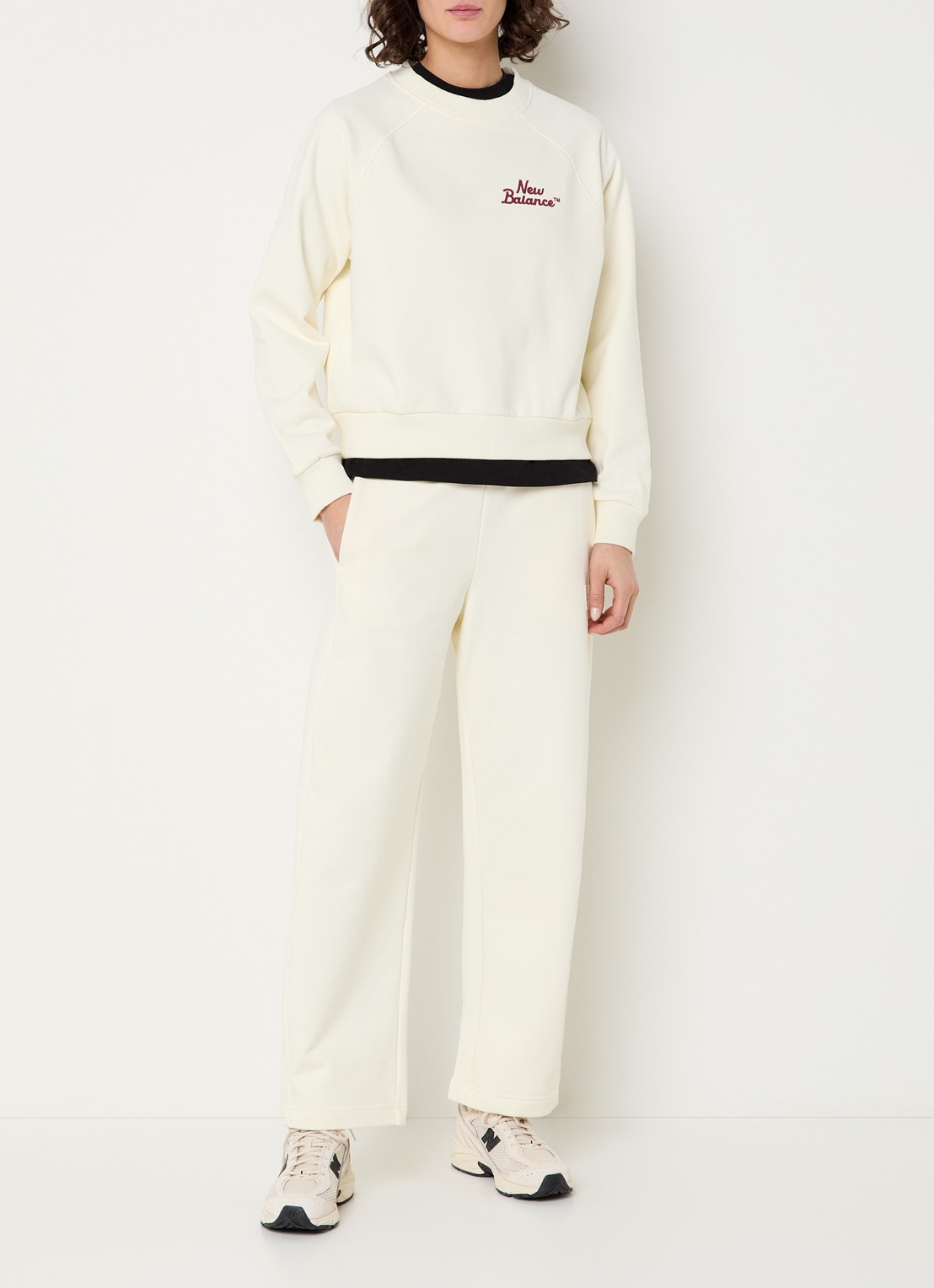 New Balance High waist straight fit joggingbroek met steekzakken - voorkant 3 ivoor