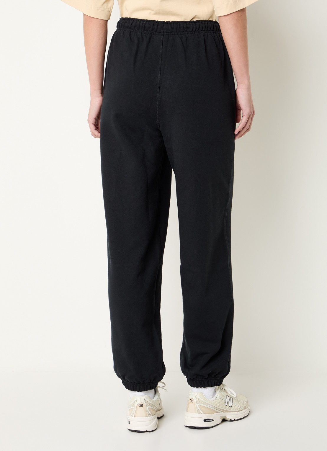 New Balance High waist tapered fit joggingbroek met steekzakken - achterkant zwart