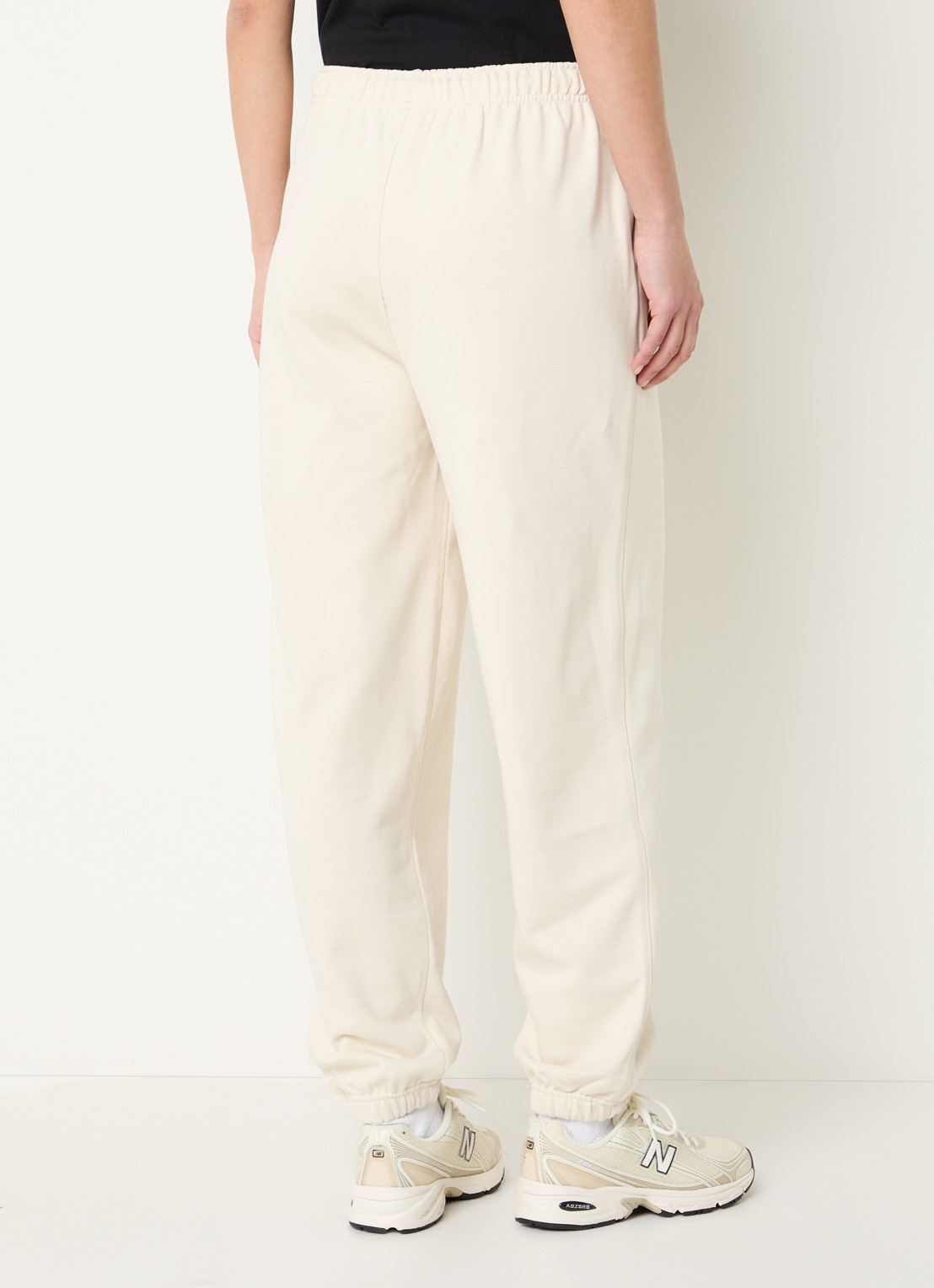 New Balance High waist tapered fit joggingbroek met steekzakken - achterkant gebroken wit