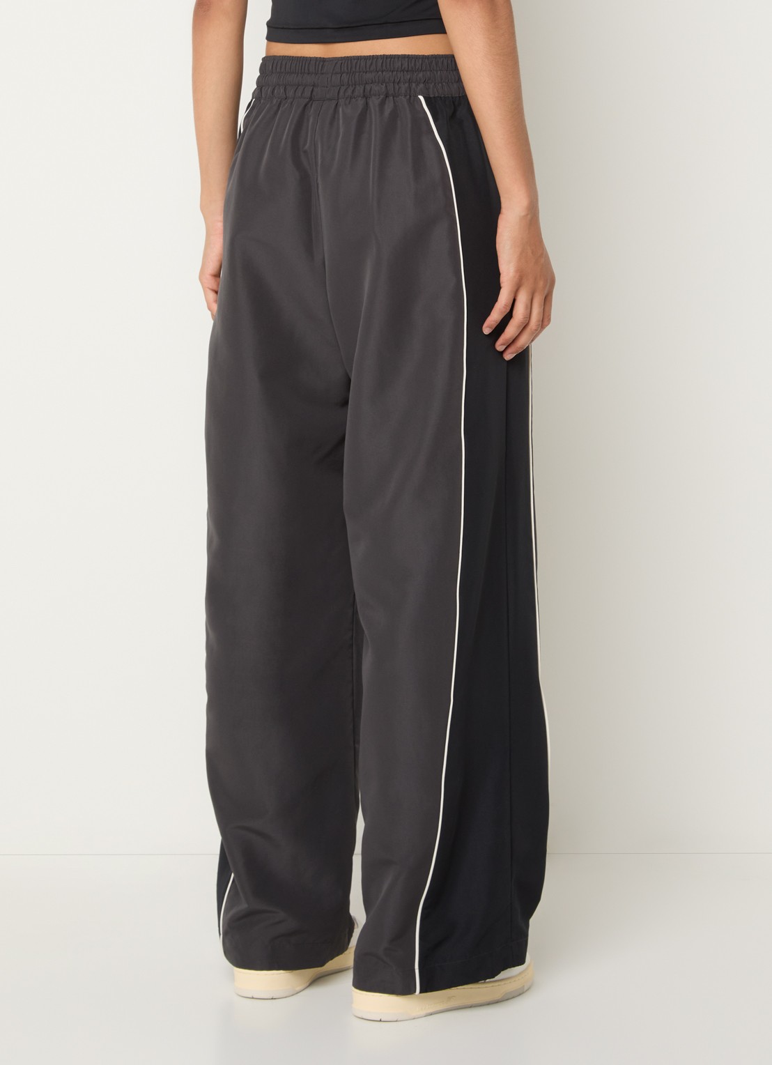 New Balance High waist wide fit trackpants met logoprint - achterkant 3 donkergrijs