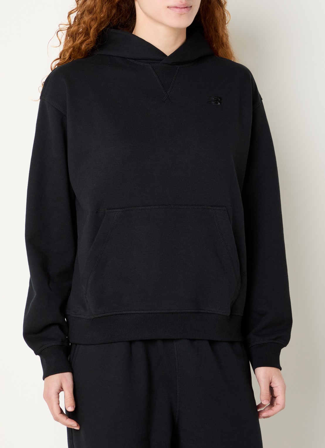 New Balance Hoodie met capuchon en logo - detail zwart