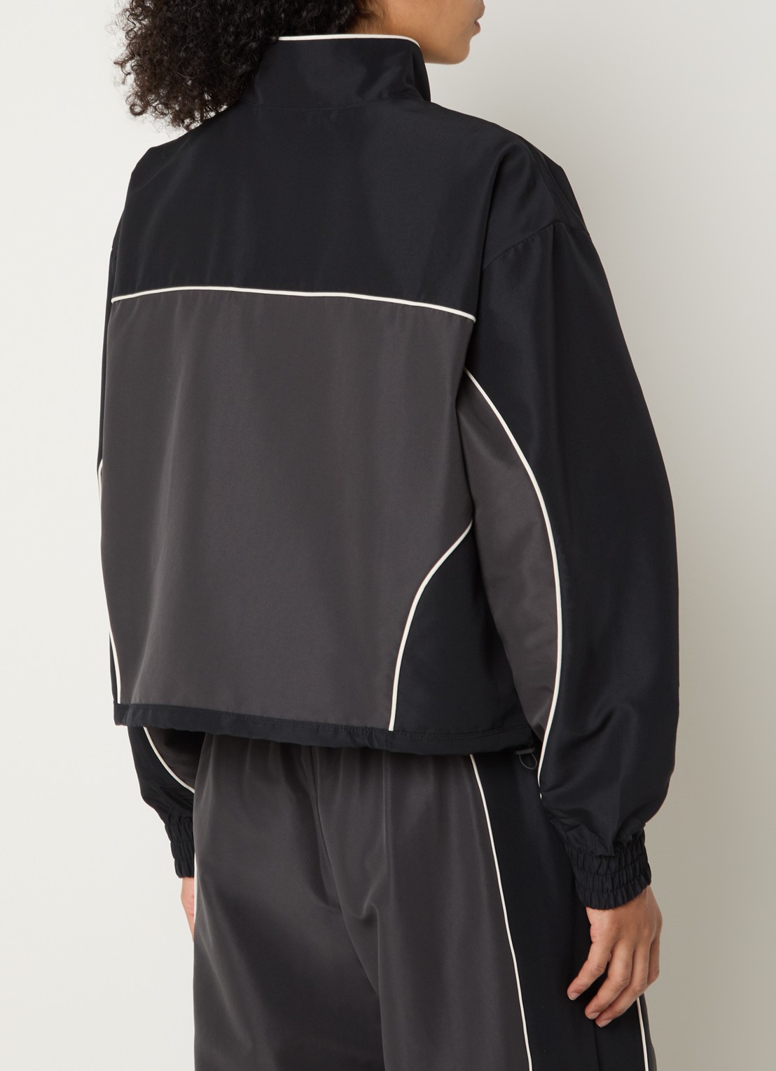 New Balance Jack met logo en steekzakken - achterkant 2 zwart