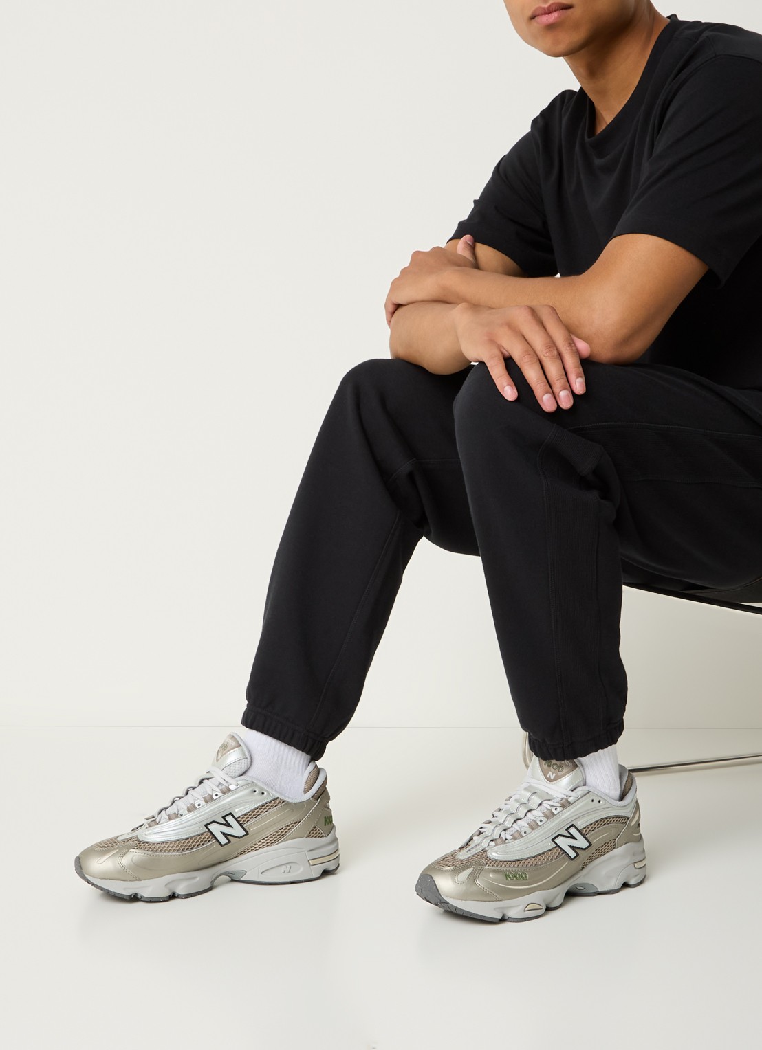New Balance M1000 sneaker met mesh details - voorkant 3 grijs
