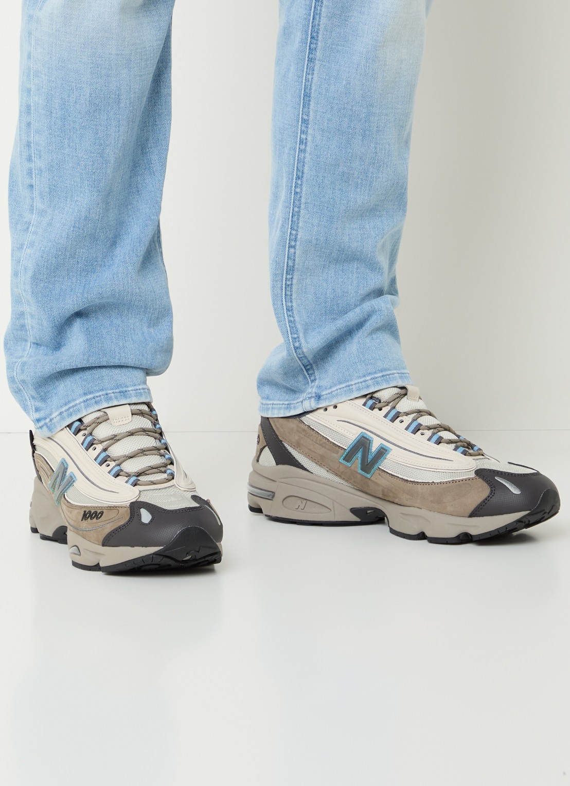New Balance M1000 sneaker van mesh met suède details - voorkant 3 beige