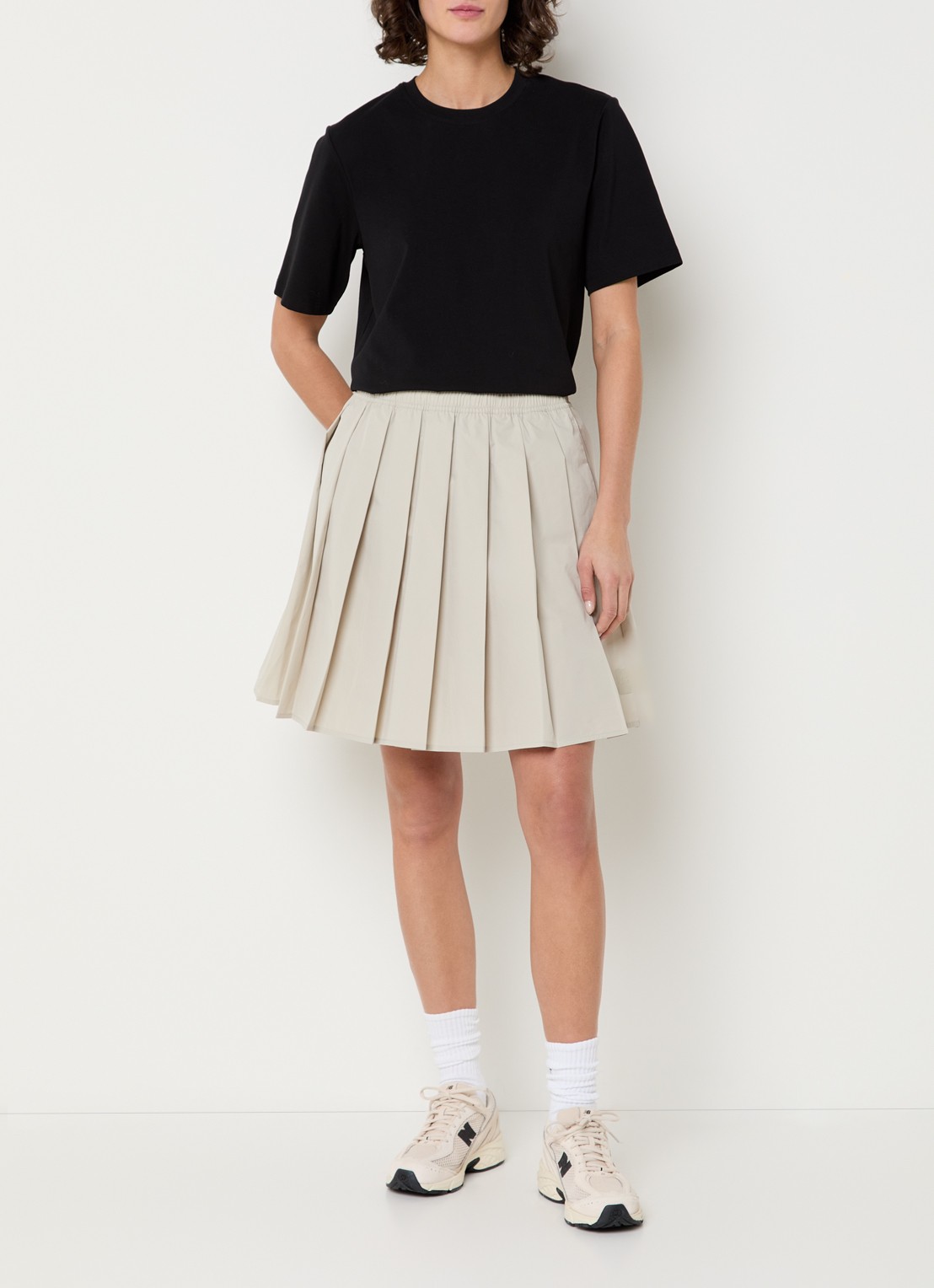 New Balance Mini rok met plooien en steekzakken - voorkant 4 beige