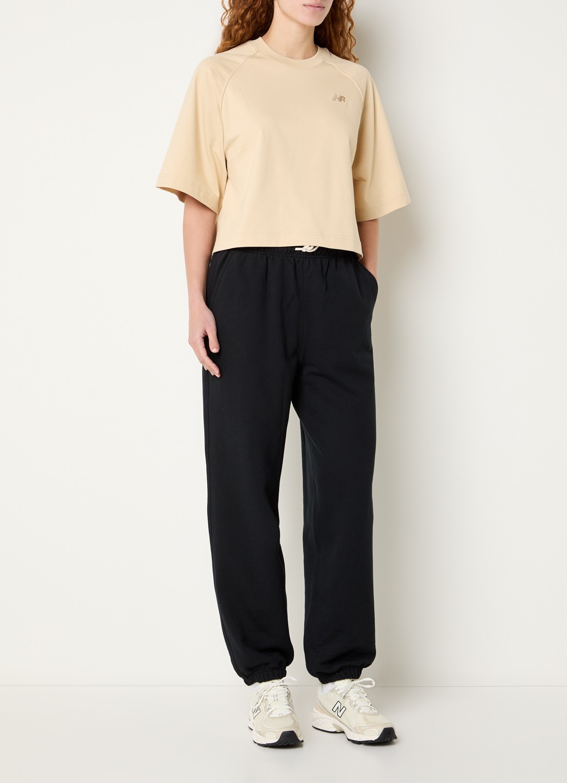 New Balance Oversized T-shirt met logoborduring - voorkant 4 beige