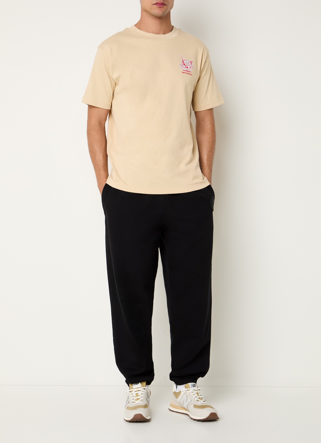 New Balance Ramen T-shirt met logo- en backprint - voorkant 4 beige