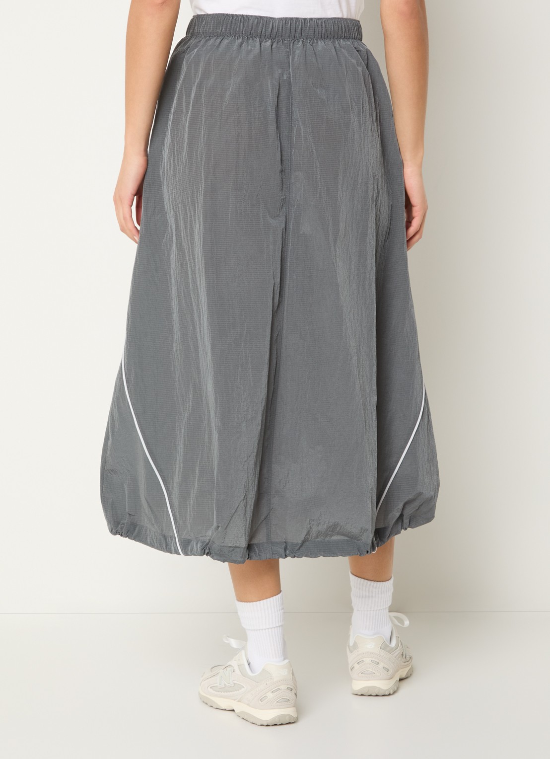 New Balance Sport Legacy midi rok met logo  - achterkant grijs