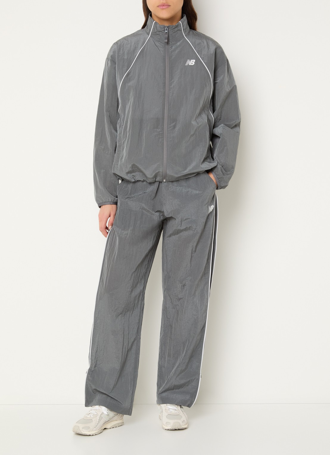 New Balance Sport Legacy trackvest met logo en steekzakken  - voorkant 4 grijs