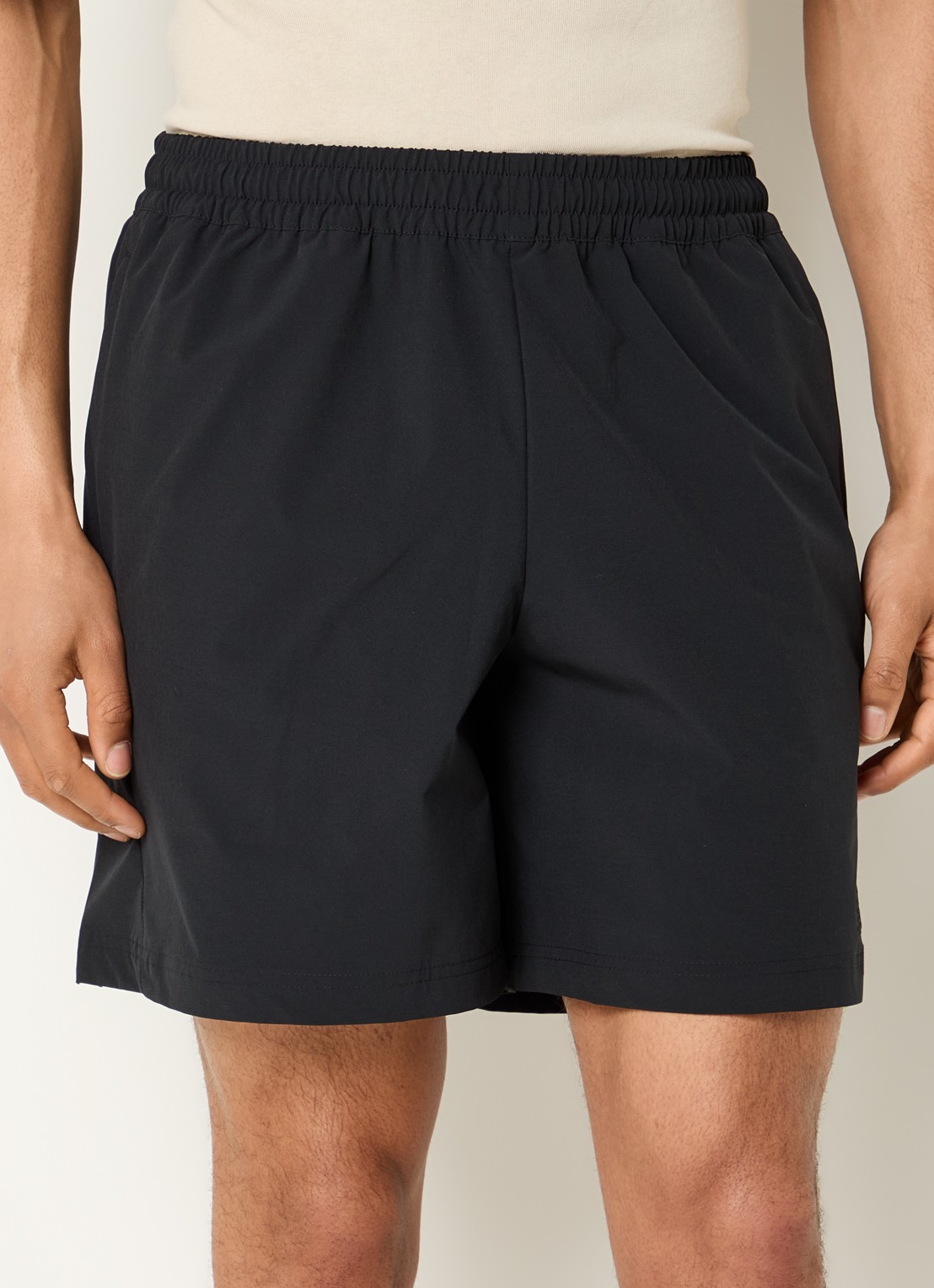 New Balance Straight fit korte trainingsbroek met steekzakken - detail zwart
