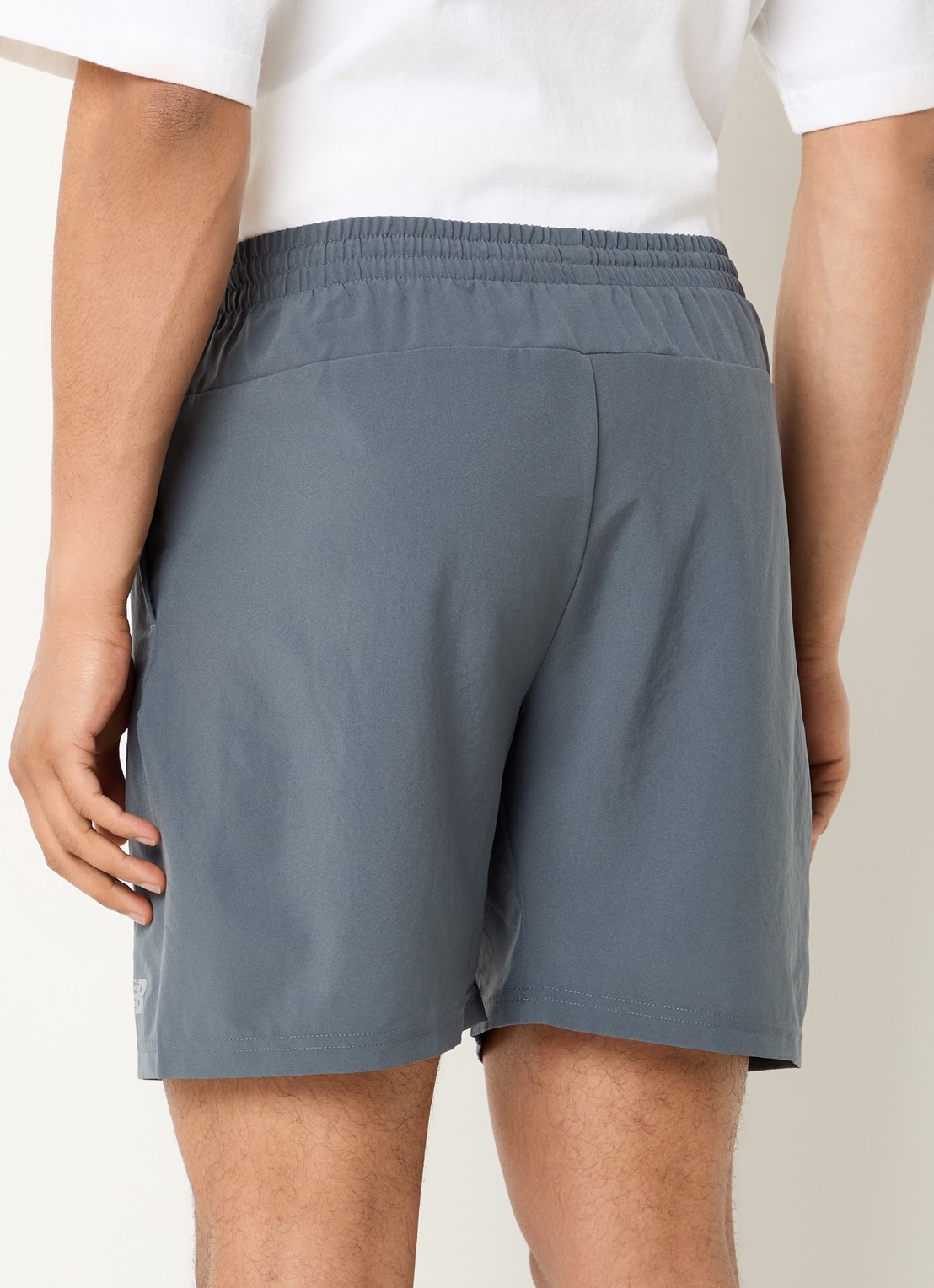 New Balance Straight fit korte trainingsbroek met steekzakken - achterkant grijs