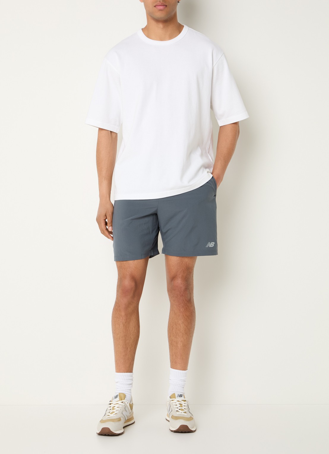 New Balance Straight fit korte trainingsbroek met steekzakken - voorkant 4 grijs