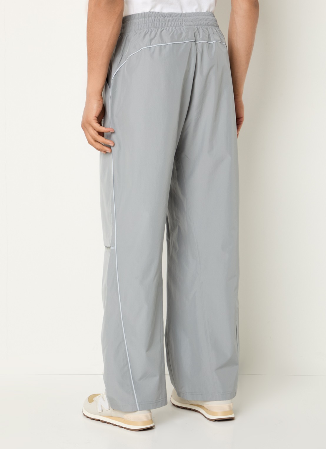 New Balance Straight fit trackpants met logo en steekzakken - achterkant 3 lichtgrijs