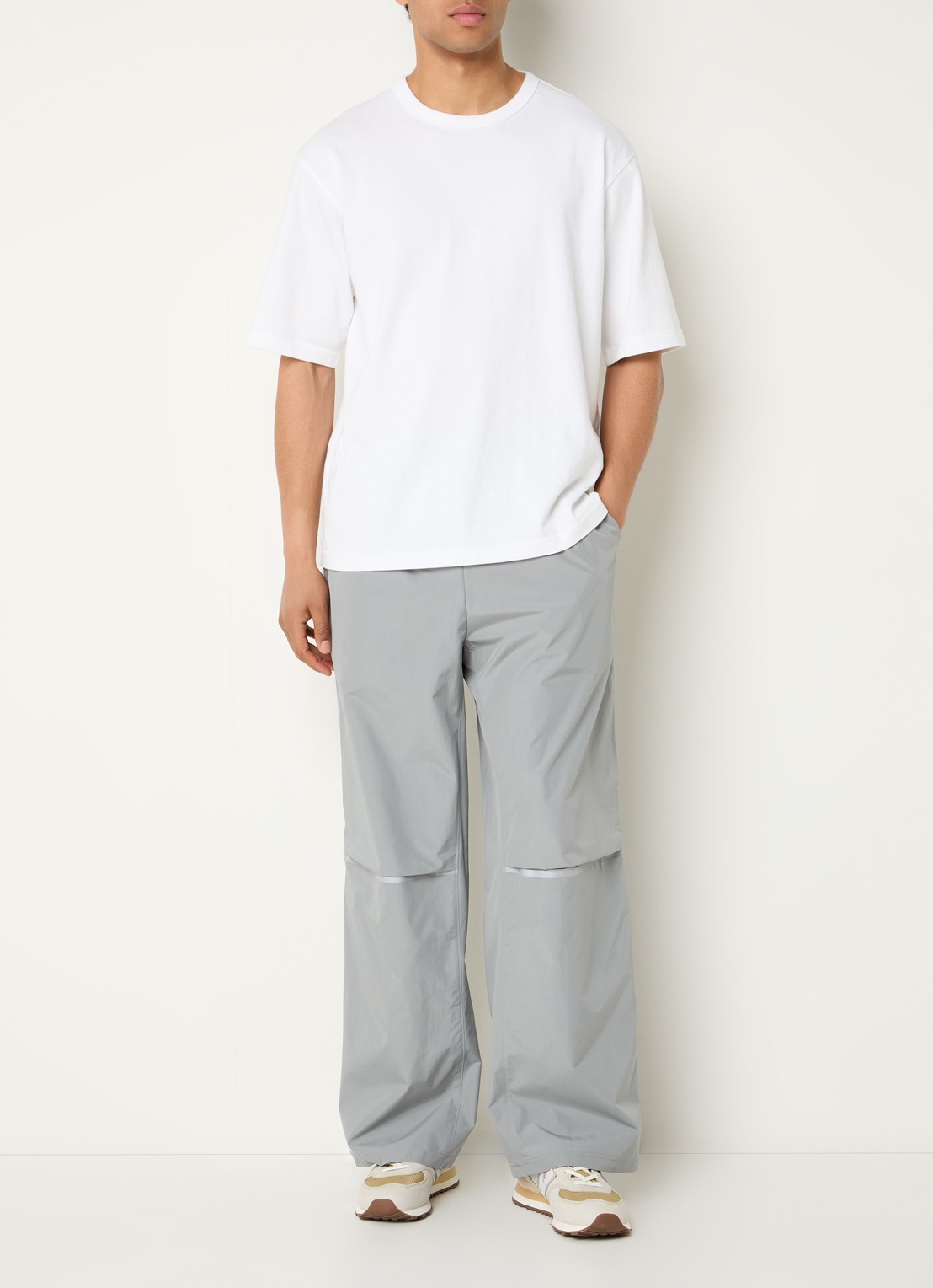 New Balance Straight fit trackpants met logo en steekzakken - voorkant 5 lichtgrijs