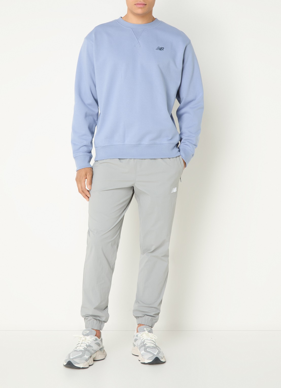 New Balance Sweater met logoborduring - voorkant 2 staalblauw