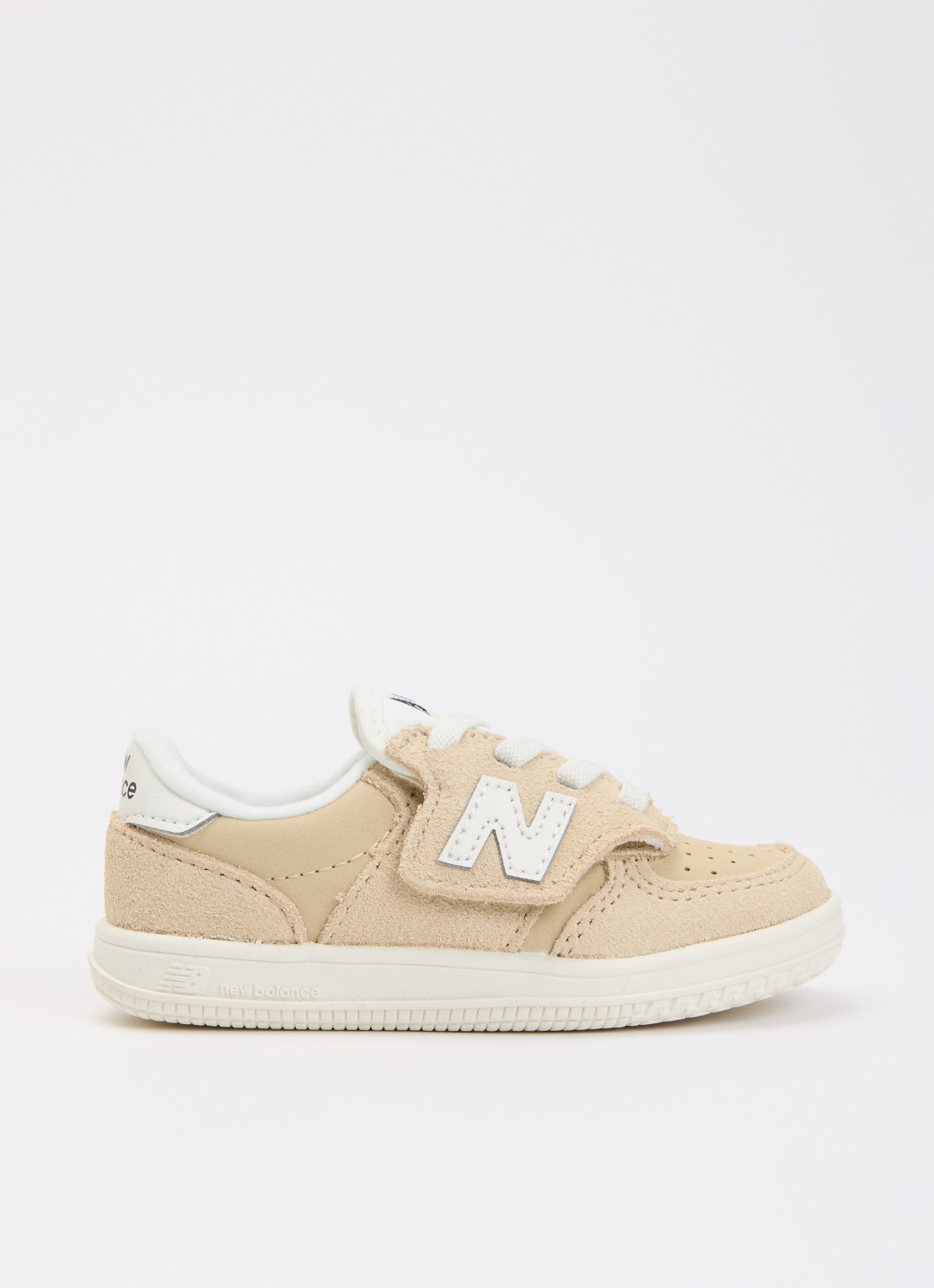 New Balance T500 sneaker met suède details - voorkant zand