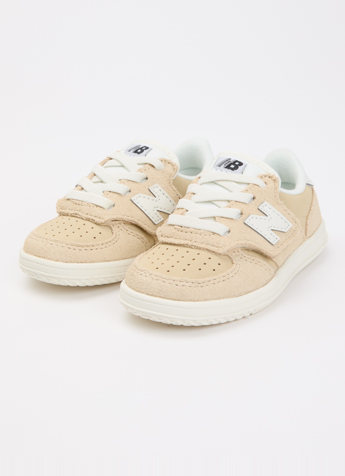 New Balance T500 sneaker met suède details - voorkant 2 zand
