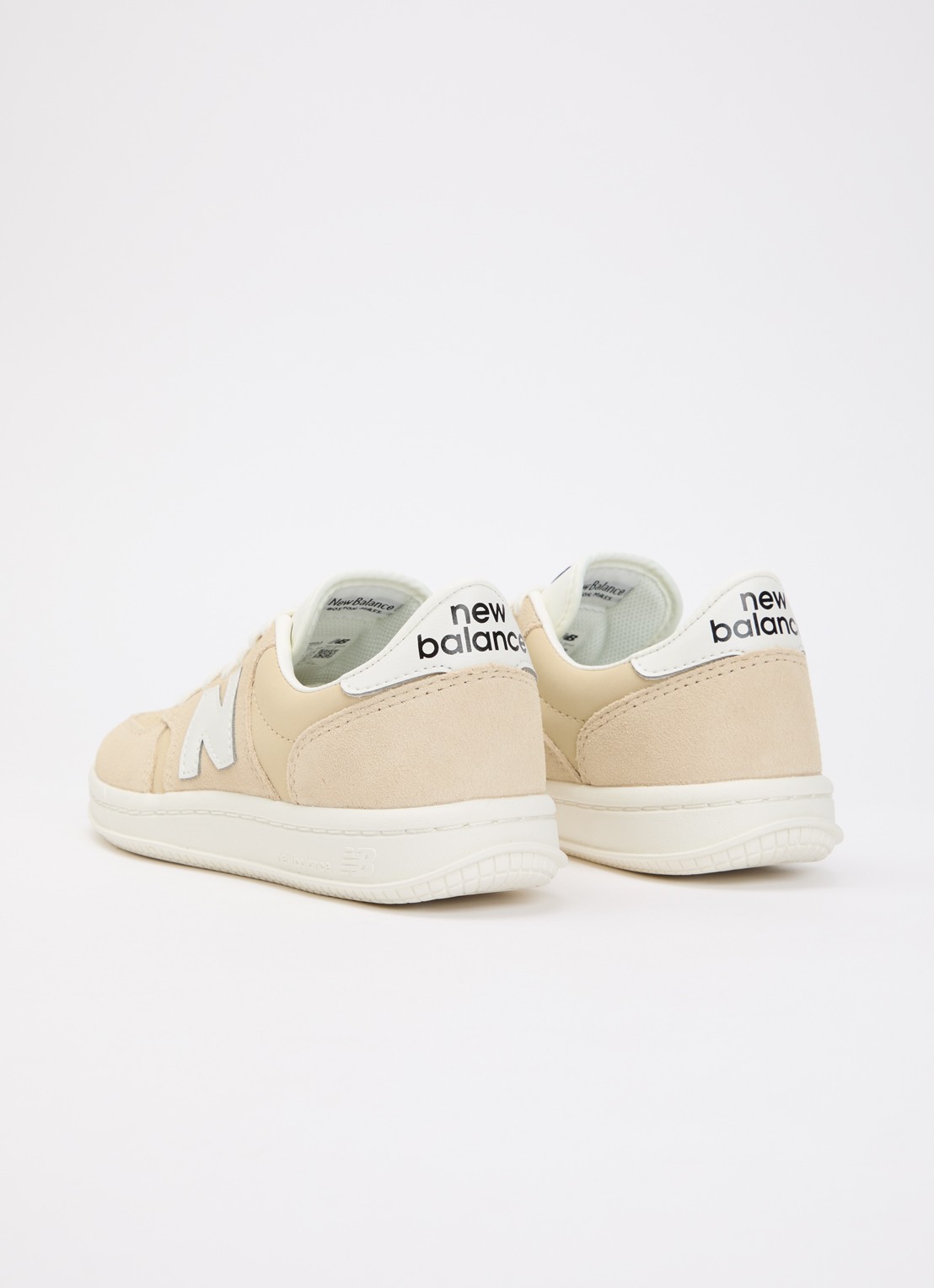New Balance T500 sneaker van suède - achterkant zand