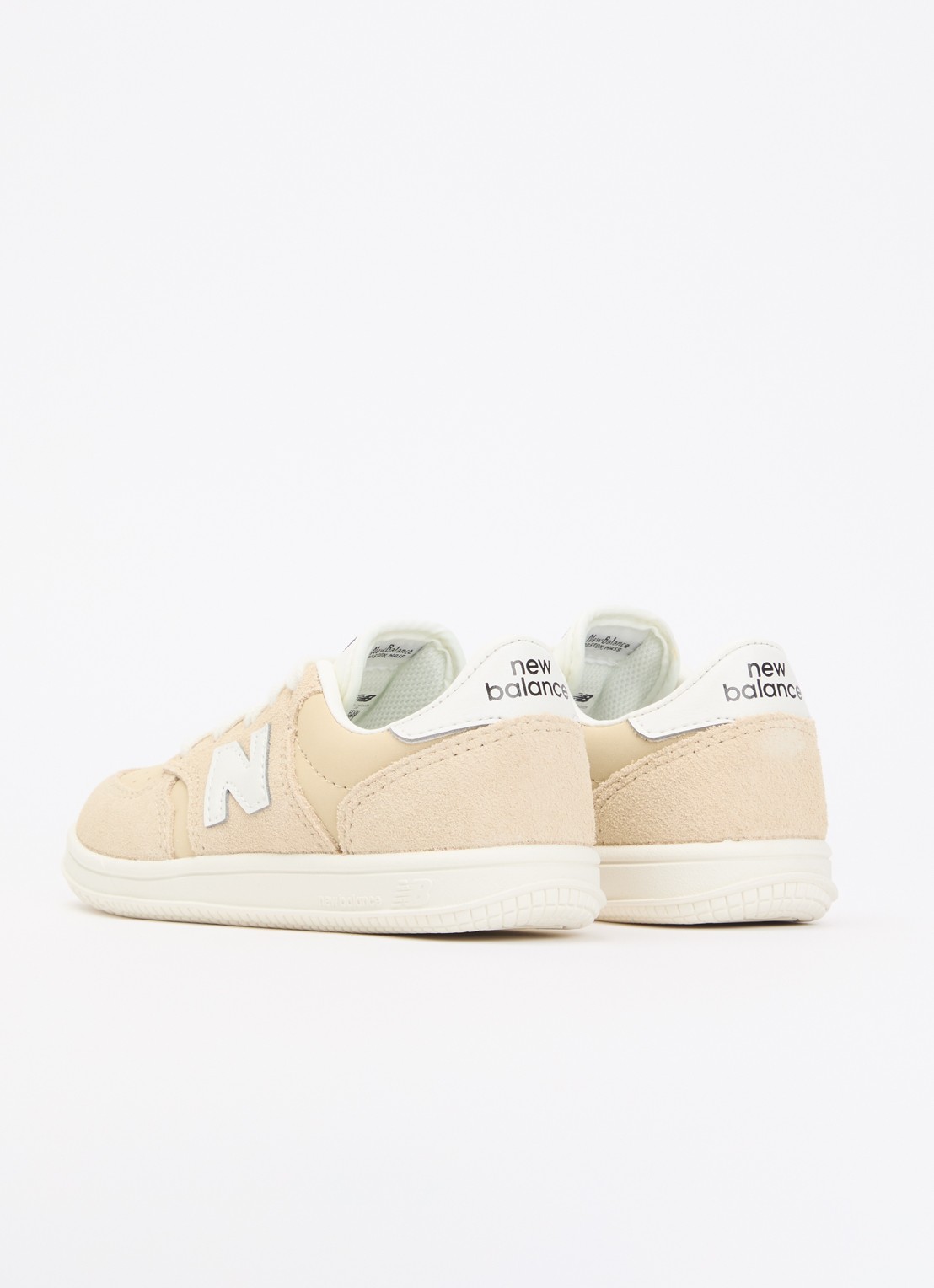 New Balance T500 sneaker van suède - achterkant beige