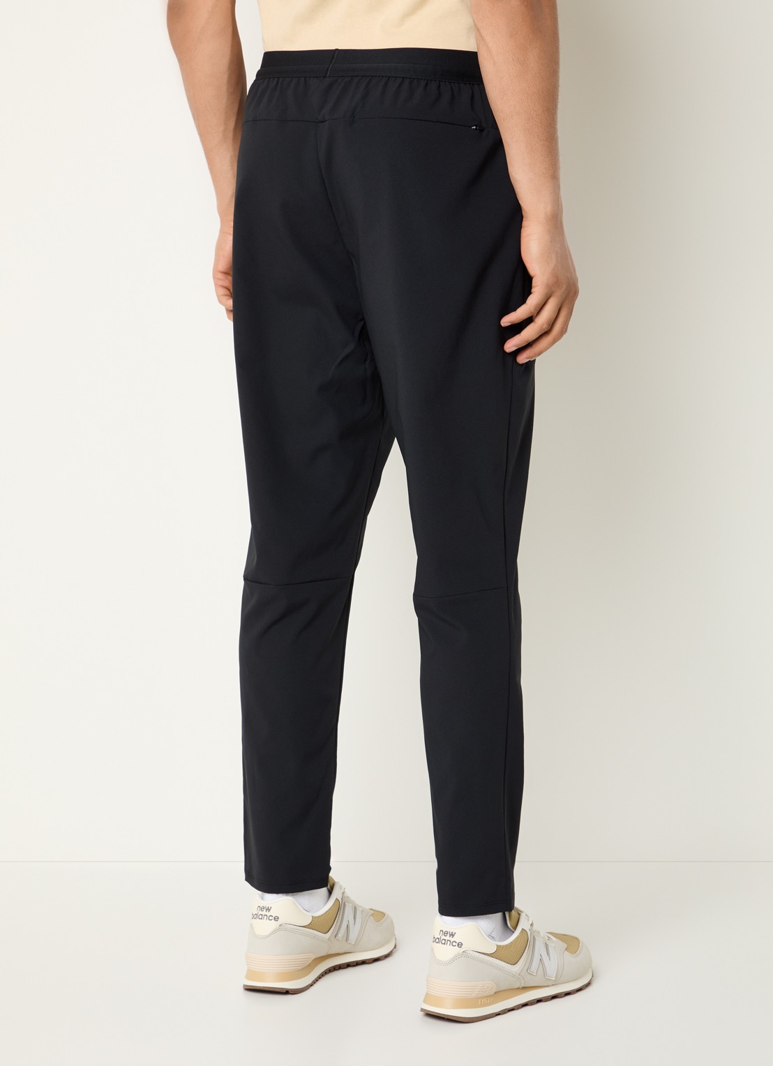 New Balance Tapered fit trackpants met logo en steekzakken - achterkant zwart