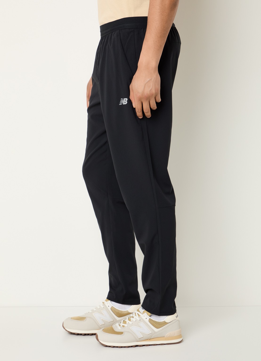 New Balance Tapered fit trackpants met logo en steekzakken - detail 5 zwart
